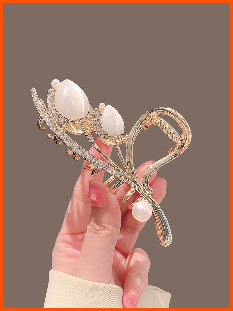 Tulip large shark hairpin at the back of the head, a delicate and large scratch-off accessory details Picture