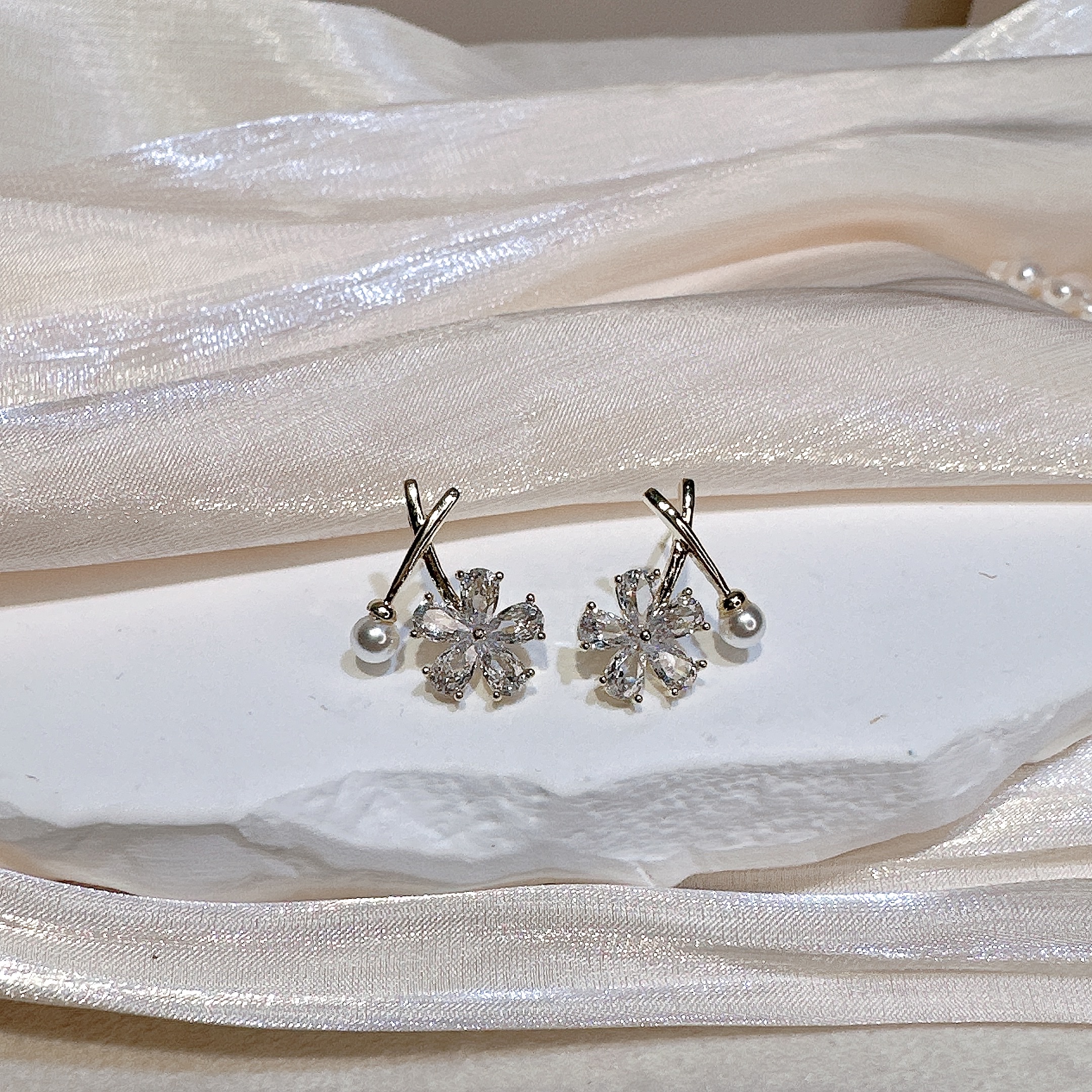 Delicate Small Cute Elegant Niche Korean Fashion Temperament Elegant Earrings Stud details Picture