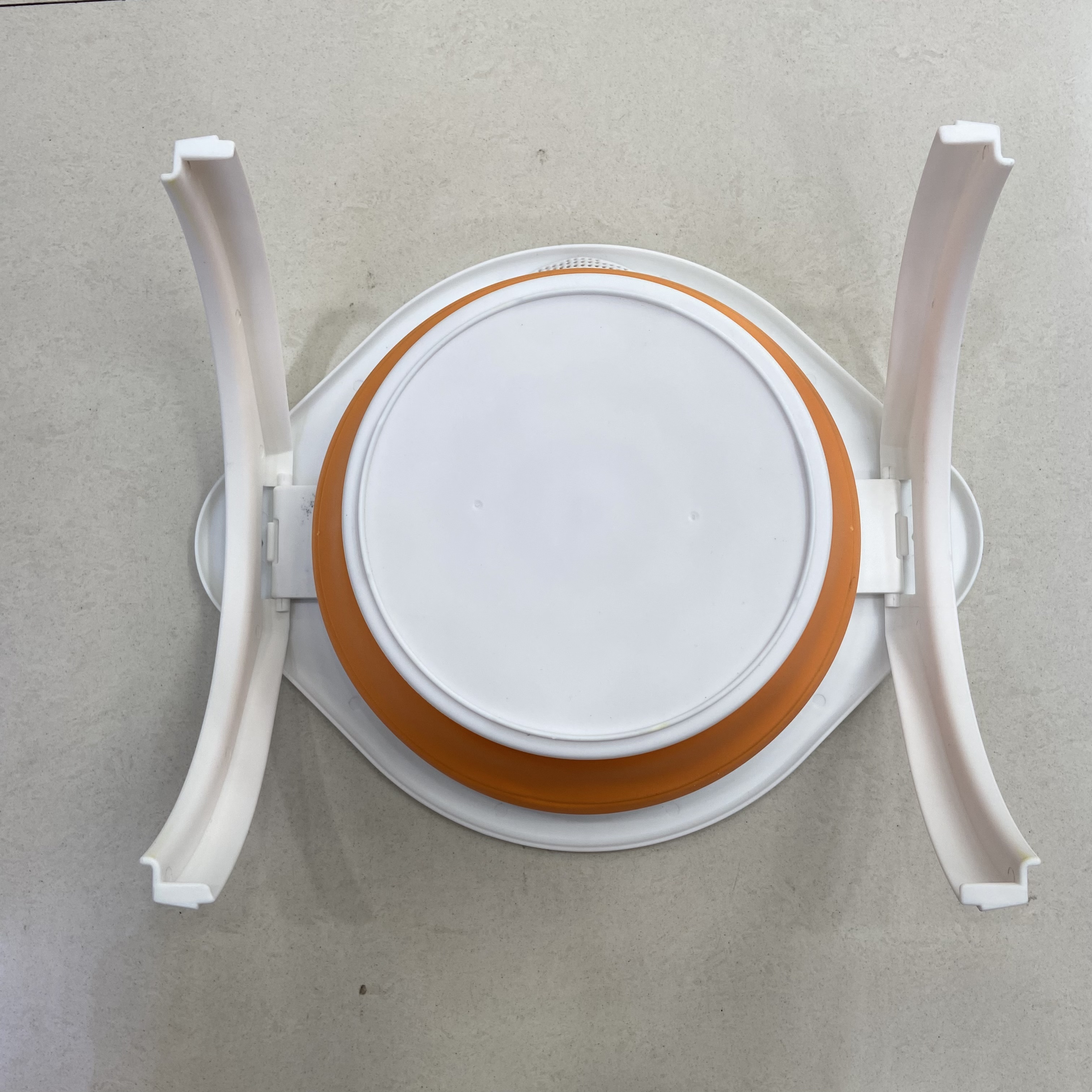 The folding and retractable basin is a round kitchenware Application Scenario