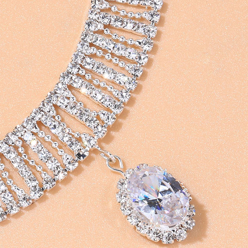 New cross-border products from Europe and America, trendy and versatile, shiny pendant necklace, fashionable and light luxury, hollowed-out rhinestone necklace cxzs details Picture