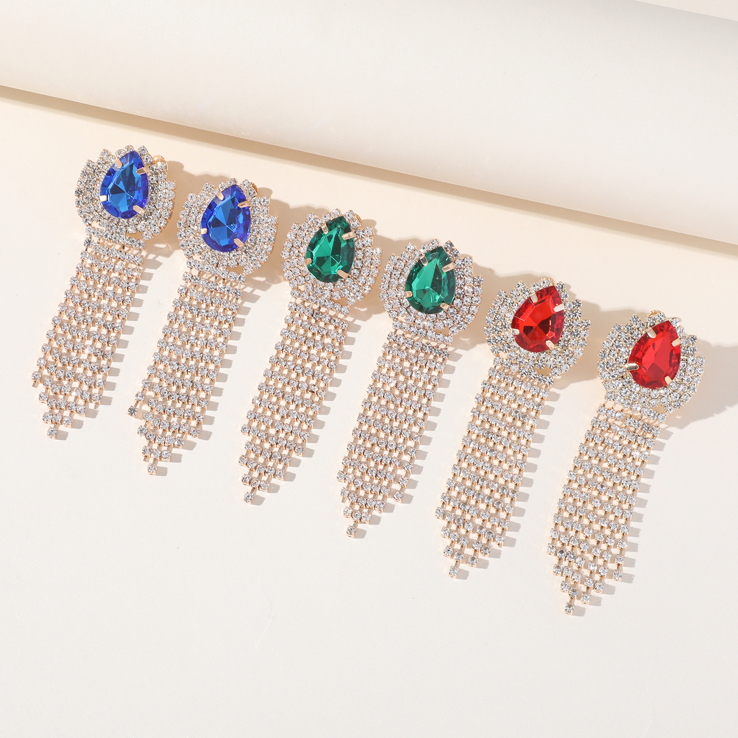The best-selling water drop tassel earrings in Europe and America are exaggerated, fashionable and trendy women's sparkling water diamond earrings and accessories cxzs