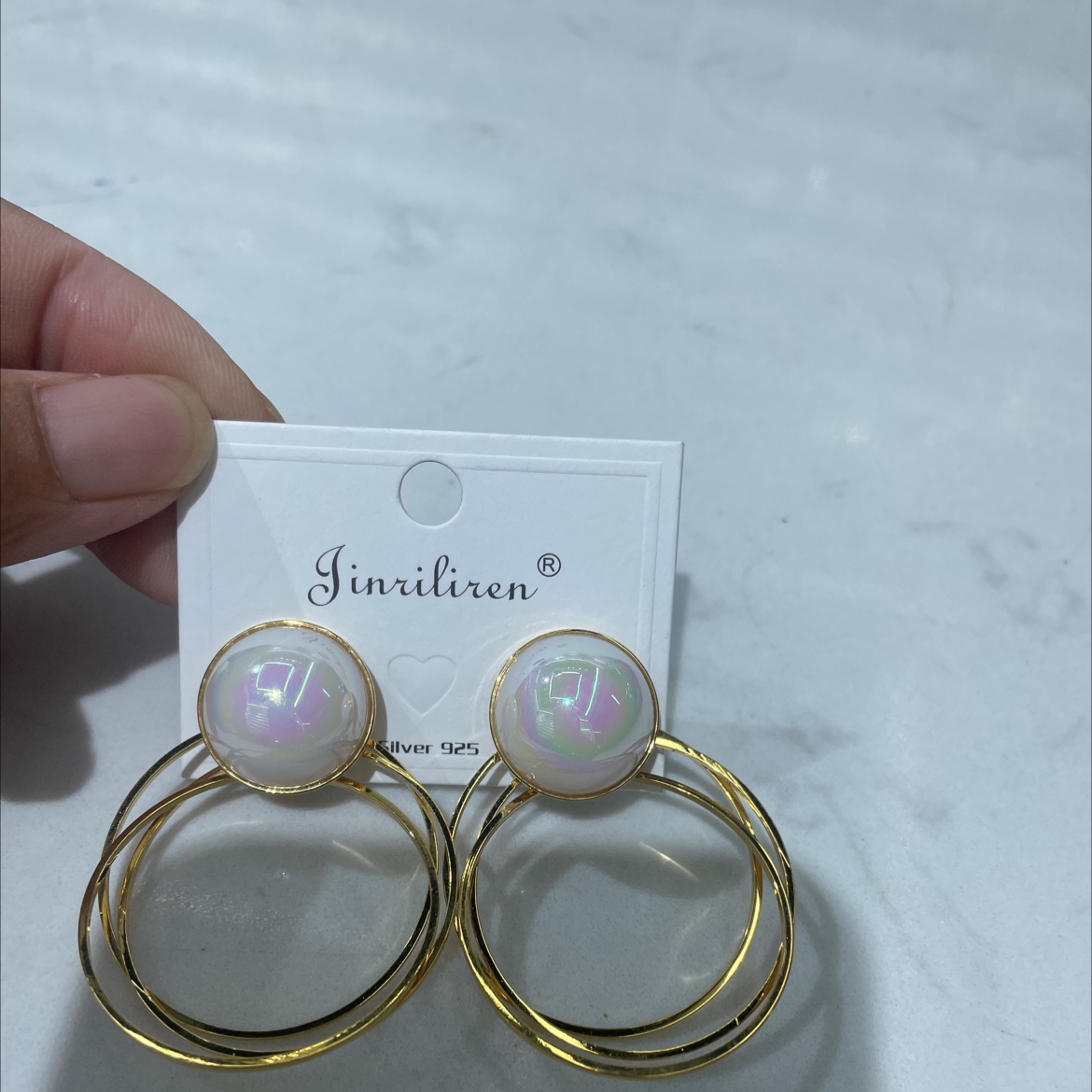 Today, the Korean version of the beauty earrings features a geometric design style with pearls and a fashionable look