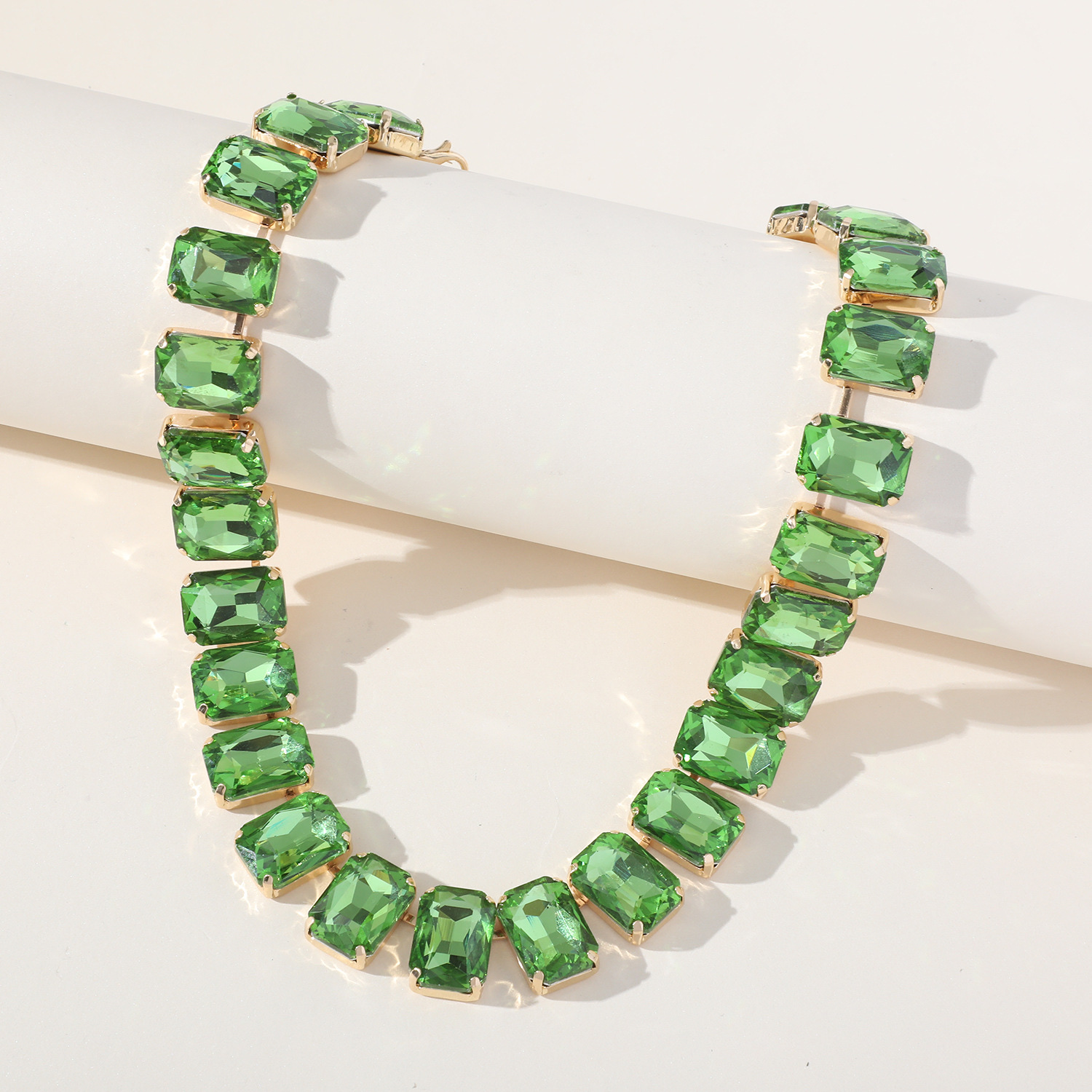 Cross-border best-selling green crystal necklace and earring set, European and American accessories, fashionable and luxurious full diamond collarbone chain cxzs Application Scenario