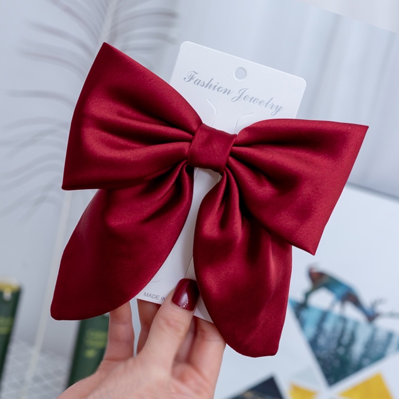 High-end silk satin large bow hair clips, girls' hair accessories, children's duckbill clips, headwear, and adult hair clips on the top of the back of the head Application Scenario