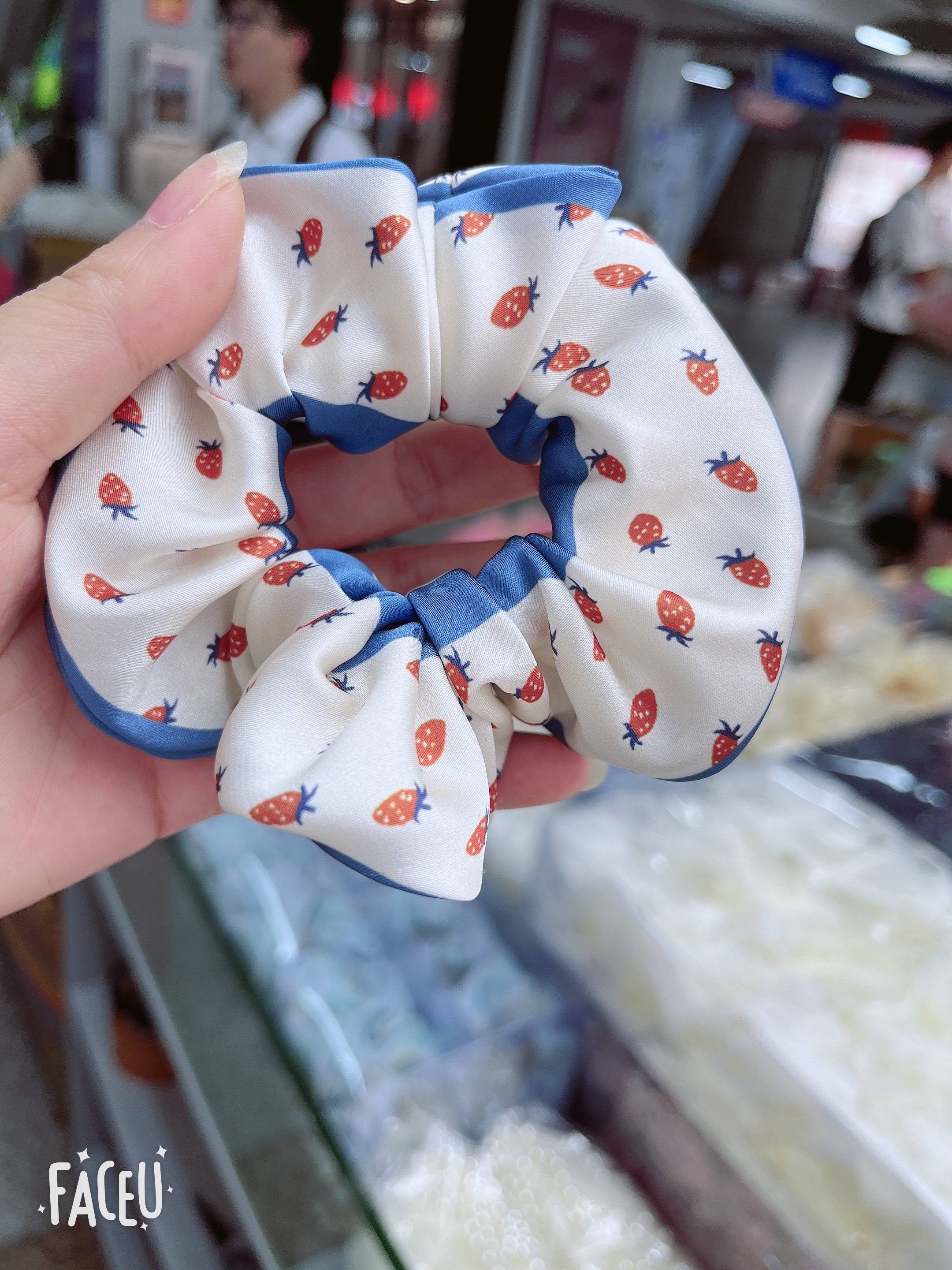 Korean style fashionable and trendy Korean style satin sausage rings, low ponytail, bun hairstyle. Application Scenario