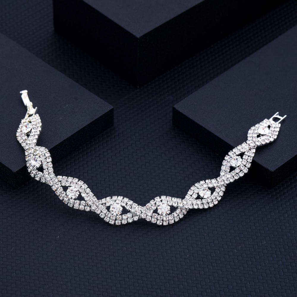 Exquisite and luxurious rhinestone full diamond bracelet, cross-border hip-hop style fashionable diamond-encrusted Cuban chain bracelet Cxzs Application Scenario