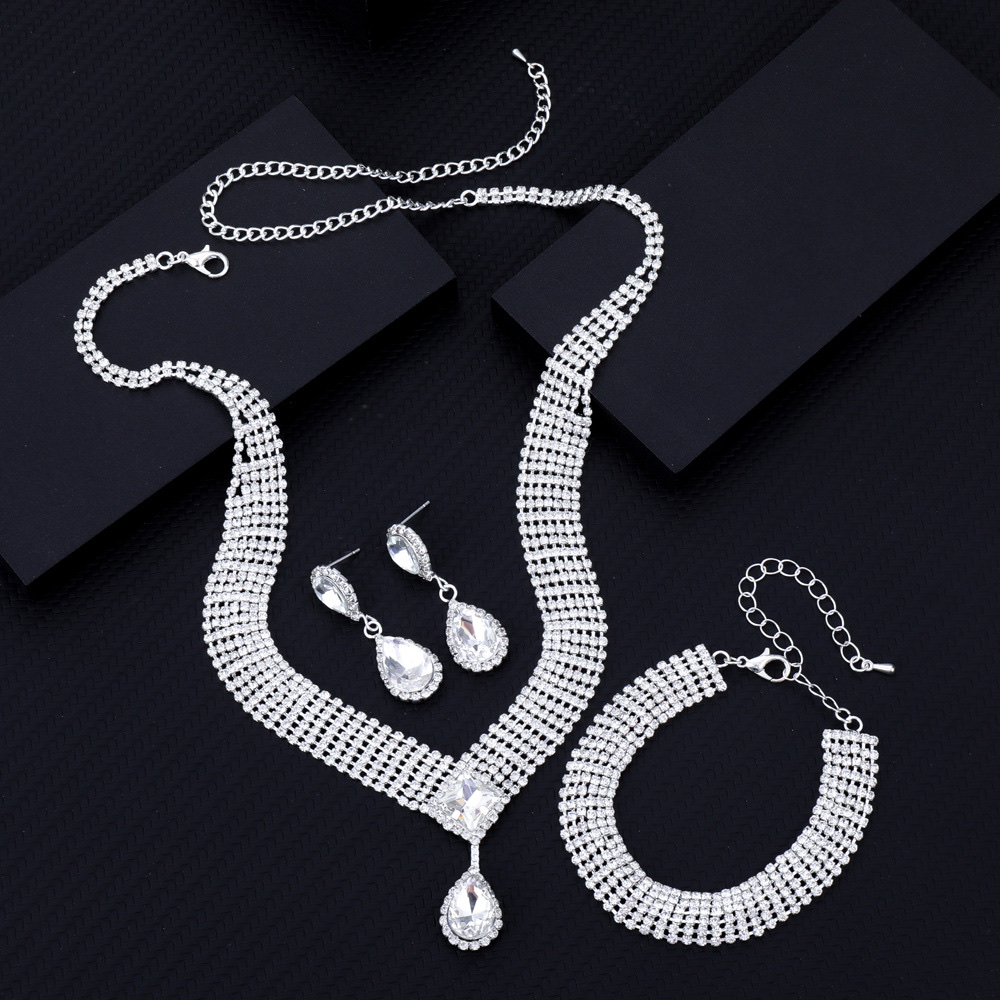 Fashionable rhinestone claw chain glass pendant necklace three-piece set for brides, European and American banquet necklace Cxzs Application Scenario