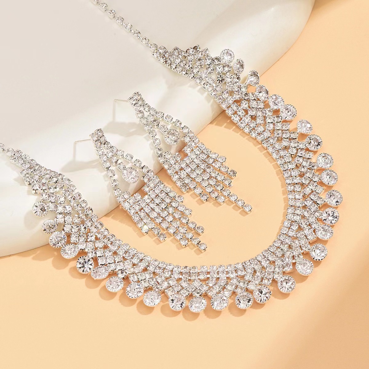 Jewelry wholesale, luxurious and elegant, dinner party, women's crystal hollowed-out necklaces and earrings cxzs Application Scenario