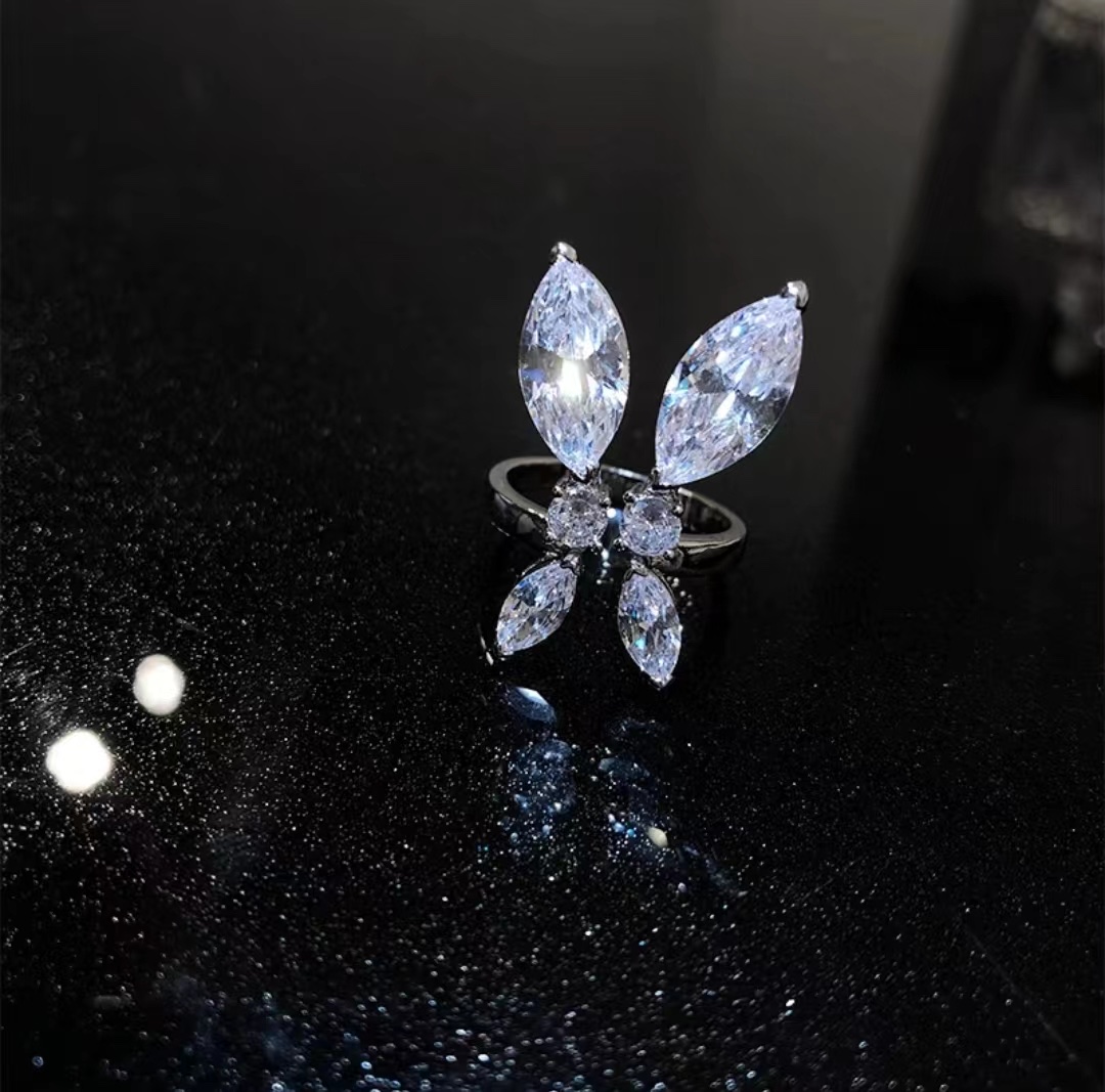 Super Cute Fun White Zircon Rabbit Ring Female Tide Sweet Cute Everything Summer Plated Real Gold Opening Application Scenario
