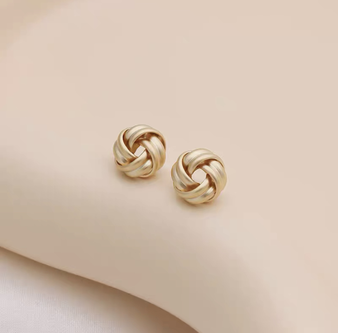 Korean Explosive High-Grade Dumb Gold Light Luxury Niche Design New Earrings Fate Season