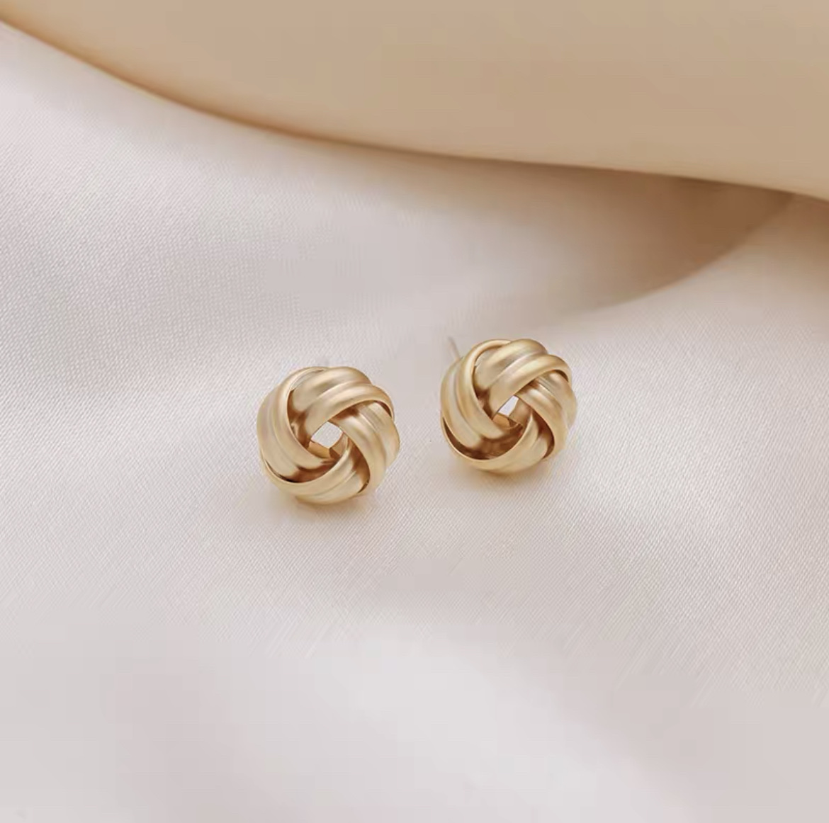 Korean Explosive High-Grade Dumb Gold Light Luxury Niche Design New Earrings Fate Season Application Scenario