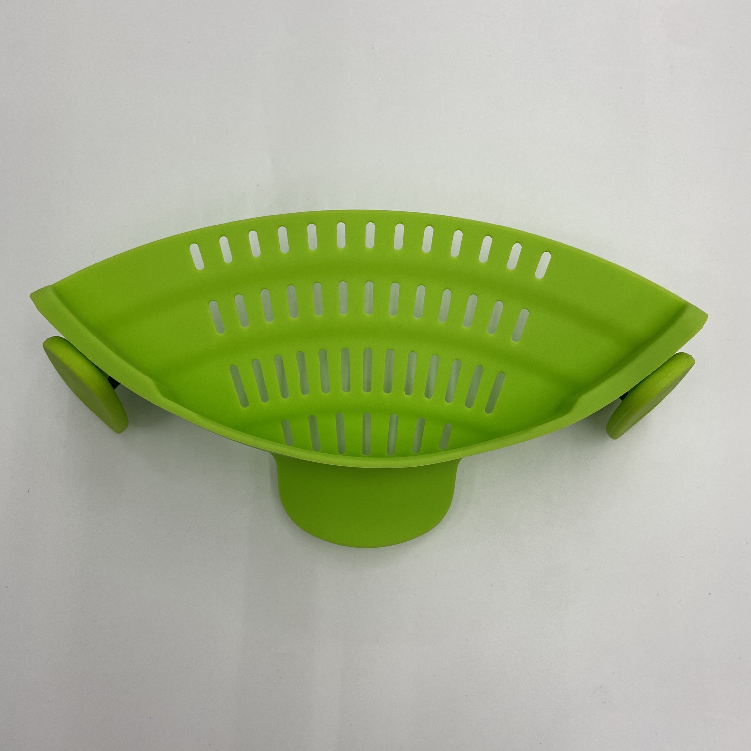 Wide-mouthed silicone water drain, pot edge water drain, household noodles, vegetables, pouring, filtering, anti-spillage and leakage water filter Application Scenario