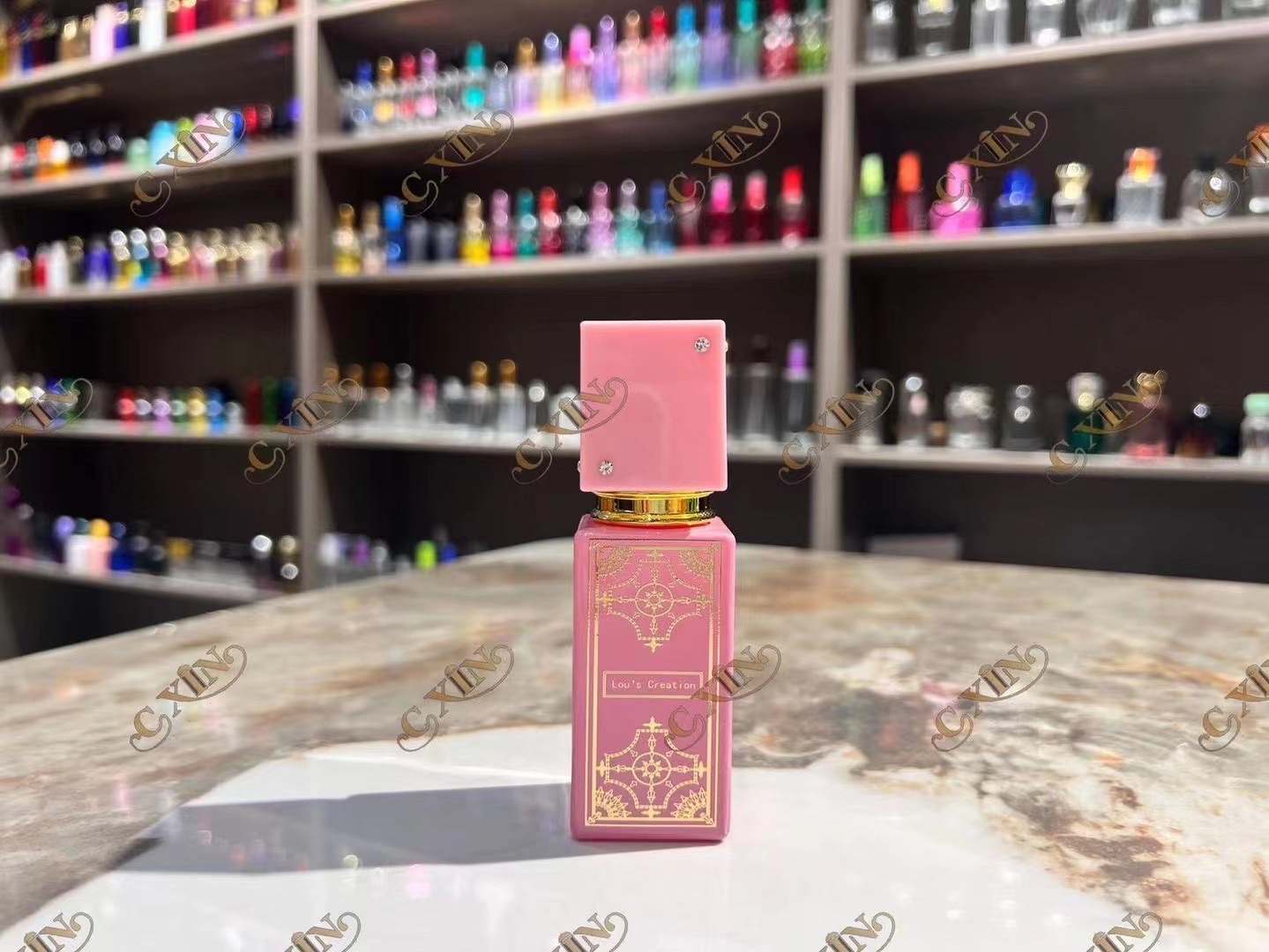 Houde Glass Factory's perfume bottle electroplating, gilding and engraving glass bottle cap nozzle Application Scenario