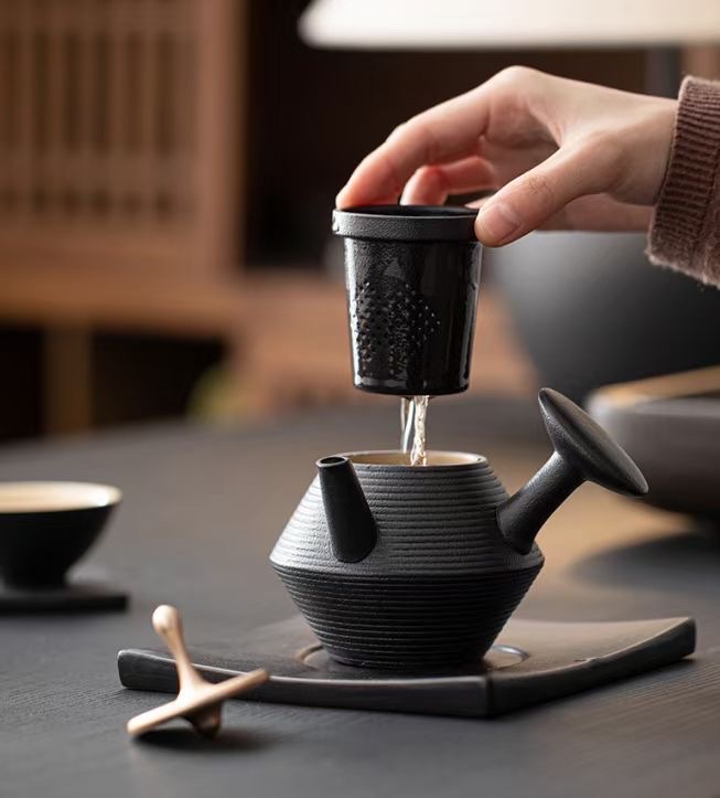 The more you spin the teapot, the more you earn. Tao Li Family Ceramic tea sets Item Picture