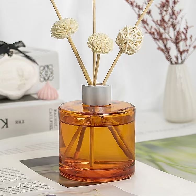 Houde Glass Factory's aromatherapy bottles are straight and round, with diameters of 100 ml, 150 ml, and 200 ml. We offer customized processes such as color spraying based on samples Specification image