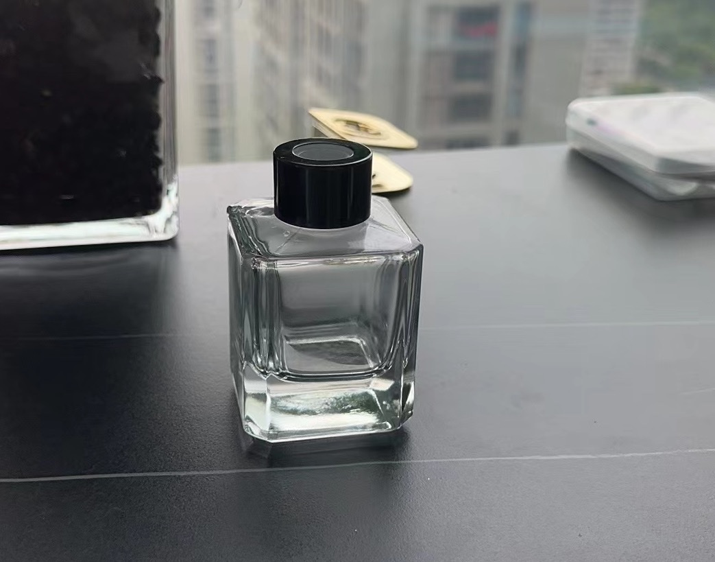 Houde Glass Factory customizes 100-milliliter square aromatherapy empty bottles with aluminum foil caps in multiple sizes based on samples