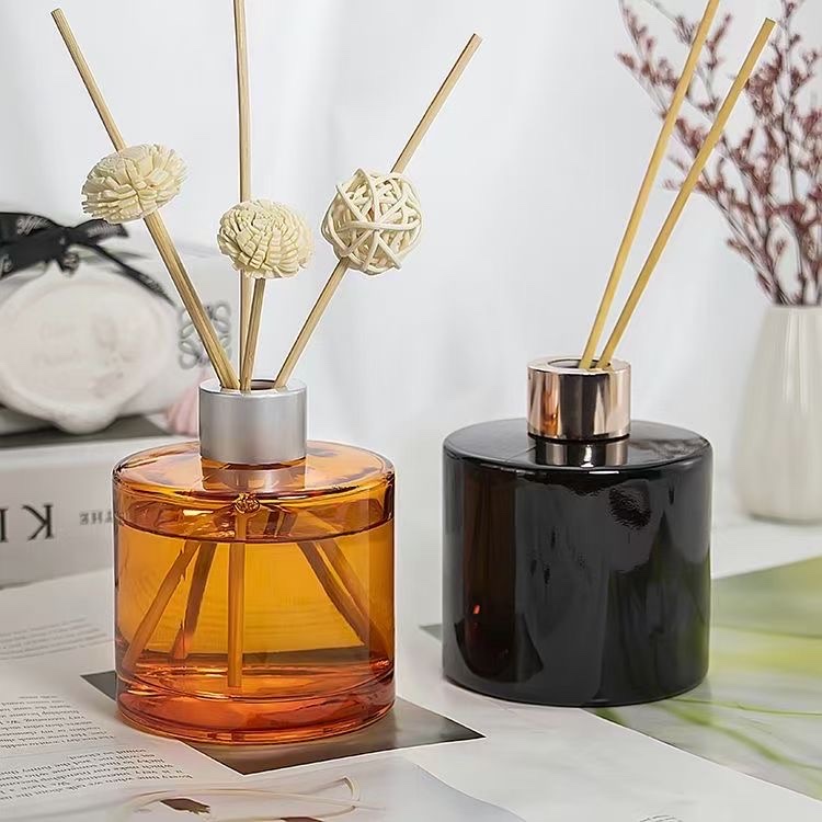 Houde Glass Factory's aromatherapy bottles are straight and round, with diameters of 100 ml, 150 ml, and 200 ml. We offer customized processes such as color spraying based on samples