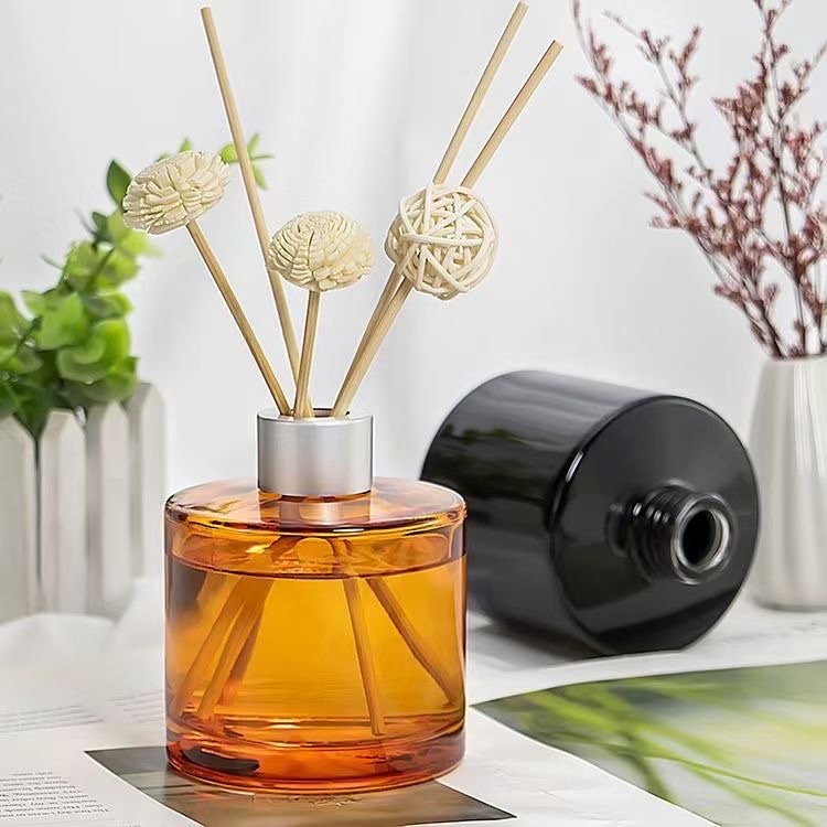 Houde Glass Factory's aromatherapy bottles are straight and round, with diameters of 100 ml, 150 ml, and 200 ml. We offer customized processes such as color spraying based on samples details Picture
