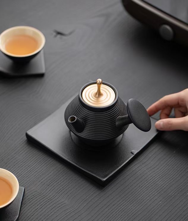 The more you spin the teapot, the more you earn. Tao Li Family Ceramic tea sets details Picture