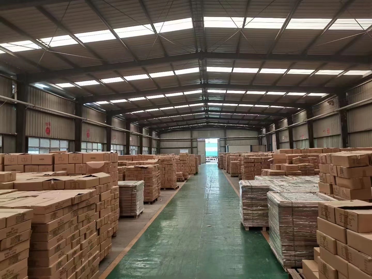 Houde Glass Factory customizes 100-milliliter square aromatherapy empty bottles with aluminum foil caps in multiple sizes based on samples Application Scenario