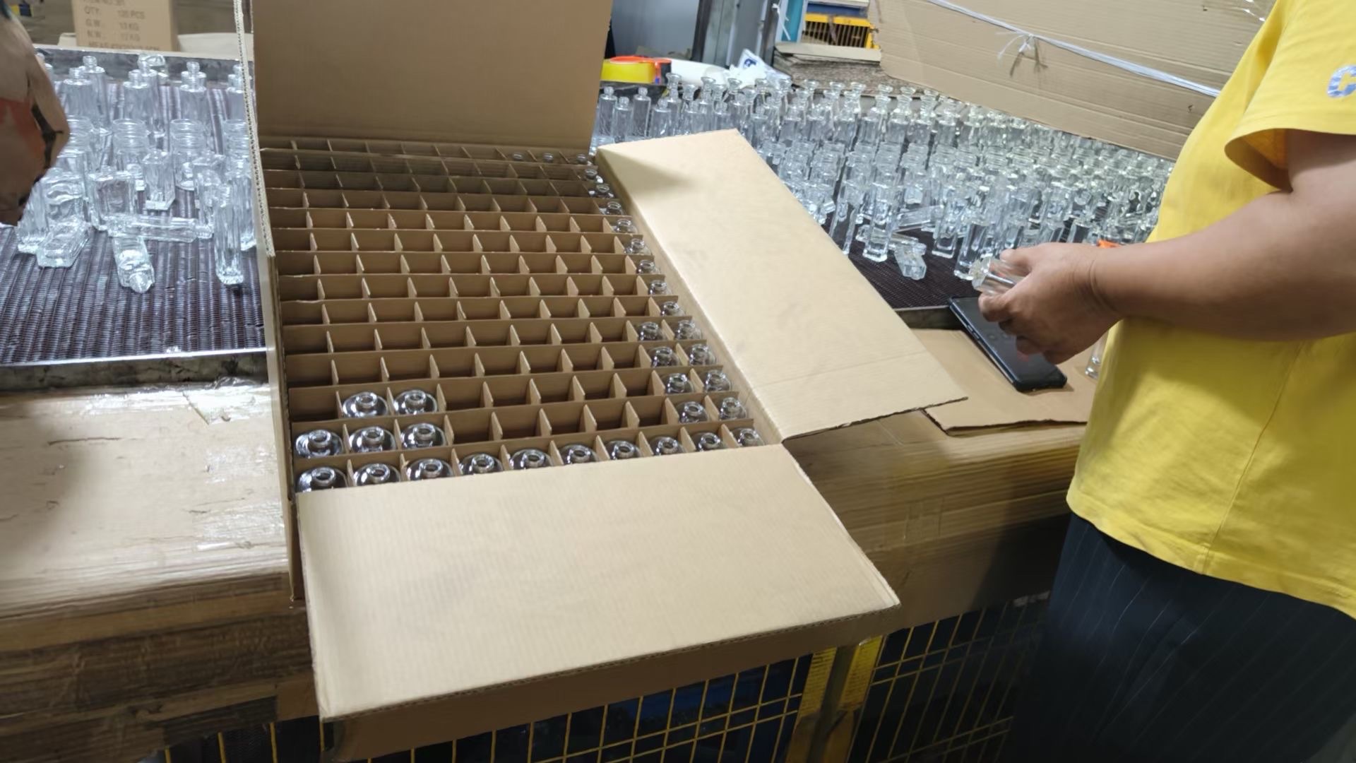 Houde Glass Factory's aromatherapy bottles are straight and round, with diameters of 100 ml, 150 ml, and 200 ml. We offer customized processes such as color spraying based on samples Item Picture