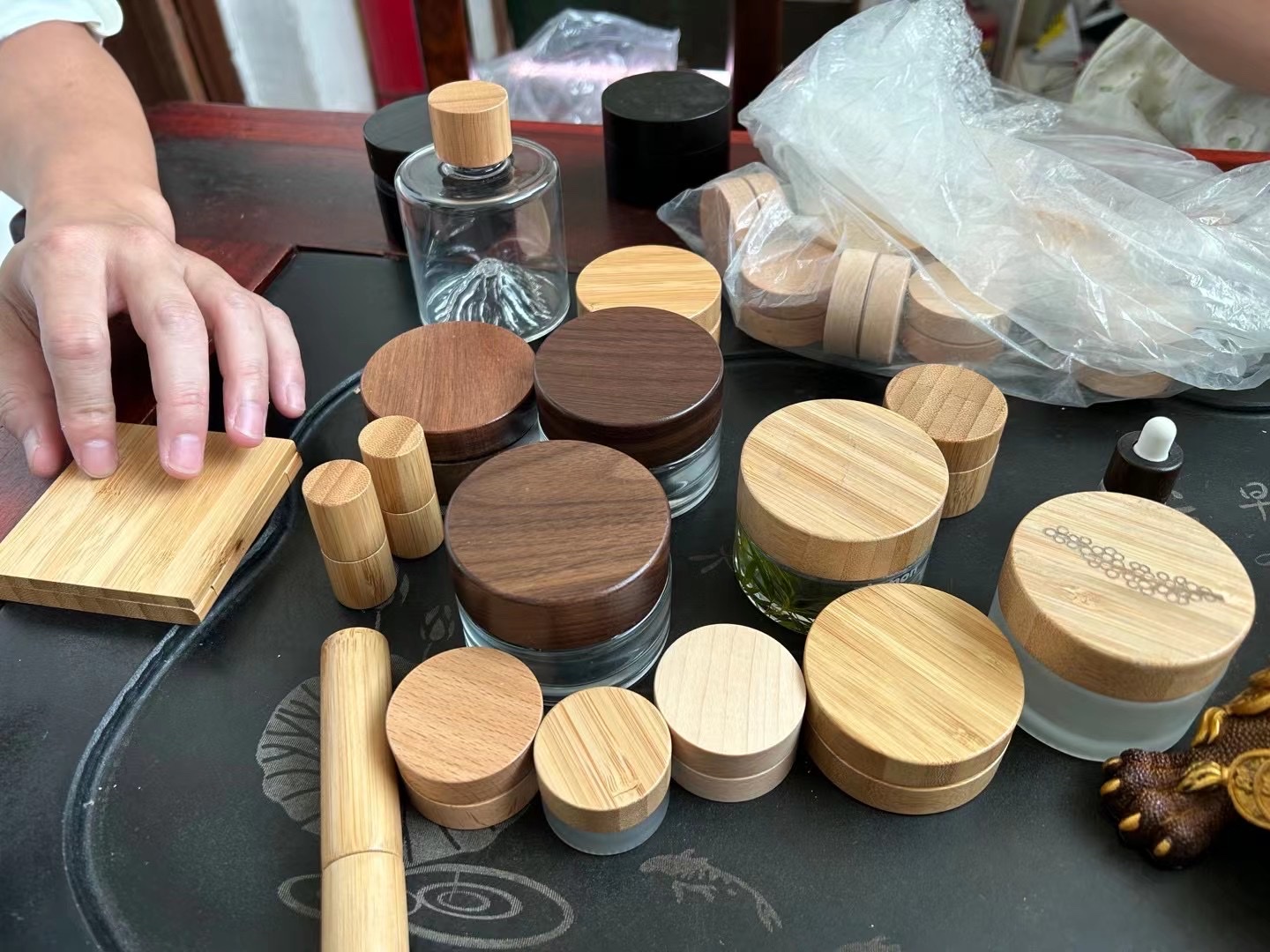 Houde Glass Factory offers custom-made wooden glass bottles with wooden caps and cream bottle wooden caps based on samples details Picture