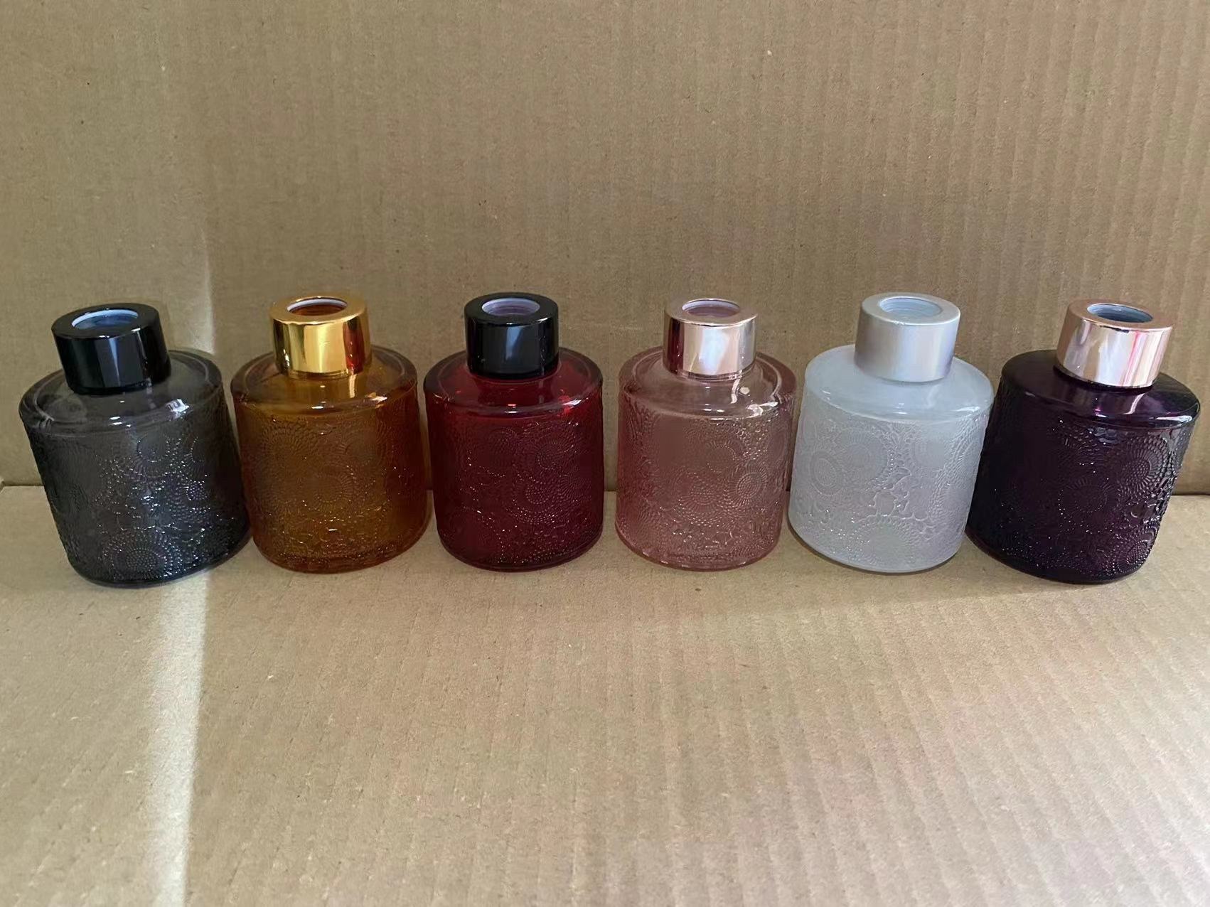 Houde Glass Factory offers custom-made embossed straight round bottles, colored aroma diffusers, and aluminum electroplated aroma diffuser caps based on samples
