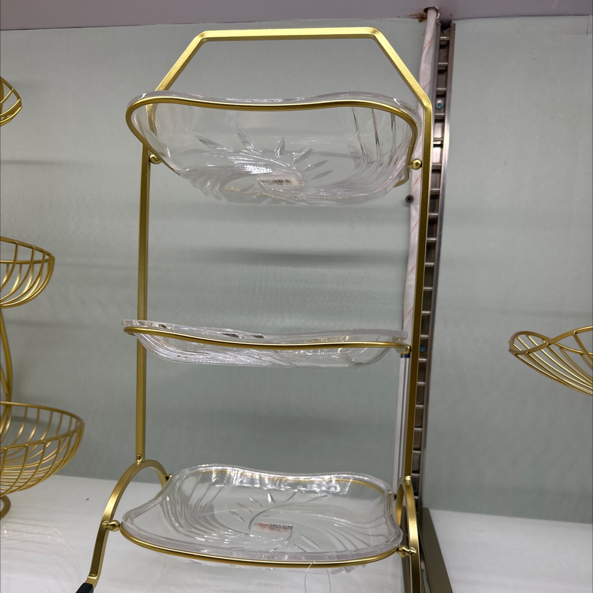 诚磊家居铁艺工艺品，亚克力果盘，竹木果盘…..