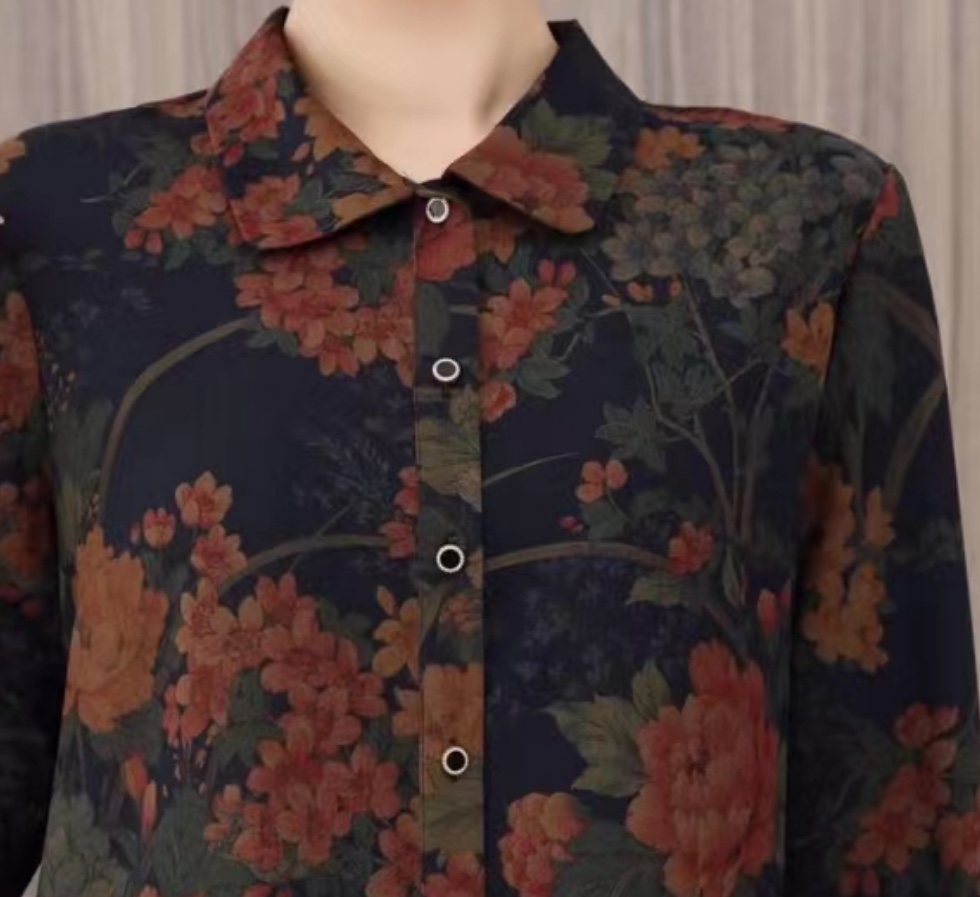 2023 New women's autumn and winter dark pattern tops, long-sleeved cardigans for middle-aged and elderly people, silk-like shirts details Picture