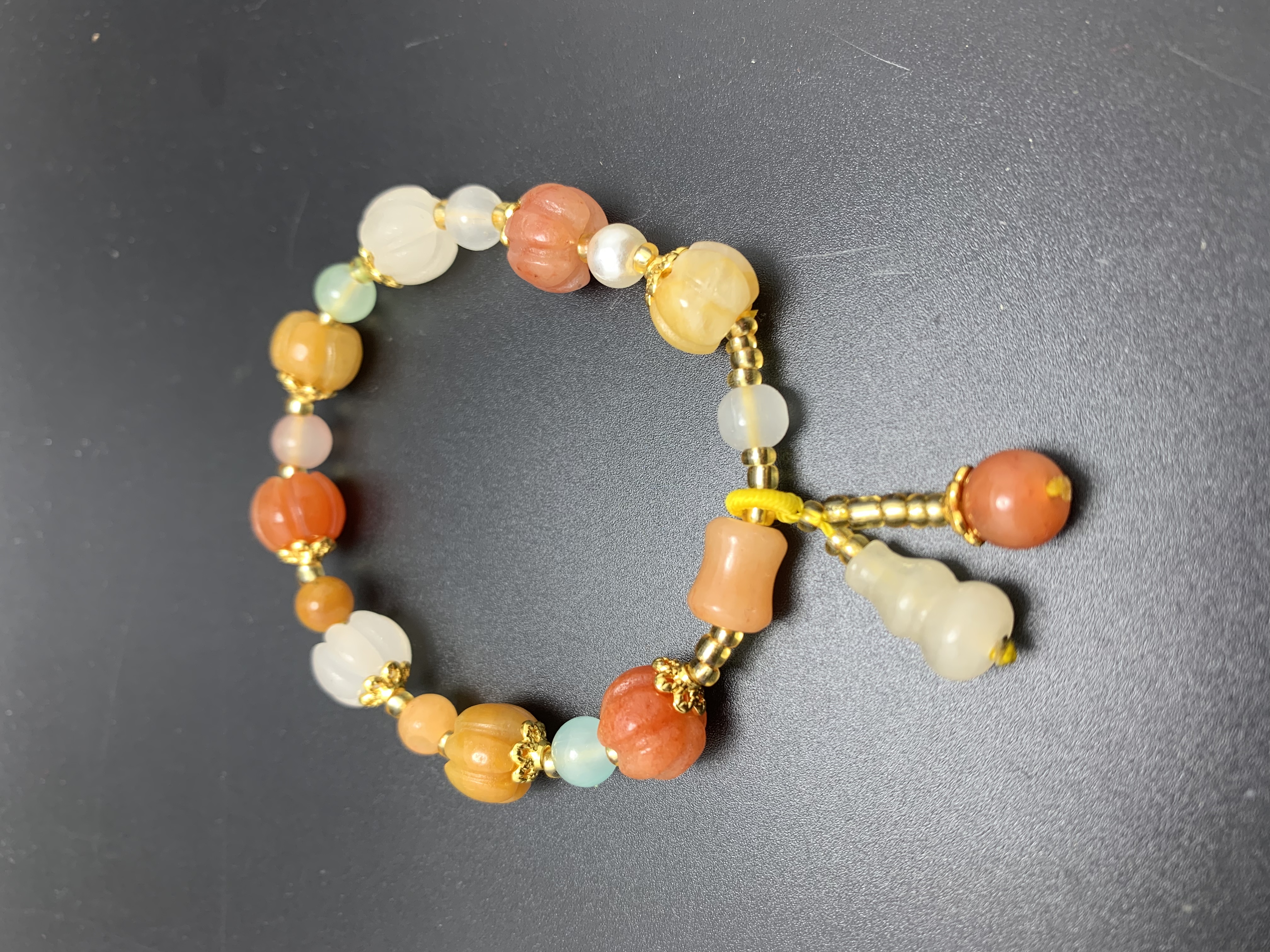 Golden Thread Jade Lantern Bead Hand Beads: Xiangyuan Buddhist Beads, Store 8091, Zone D, 3rd Floor, Phase I of Yiwu International Trade City Application Scenario
