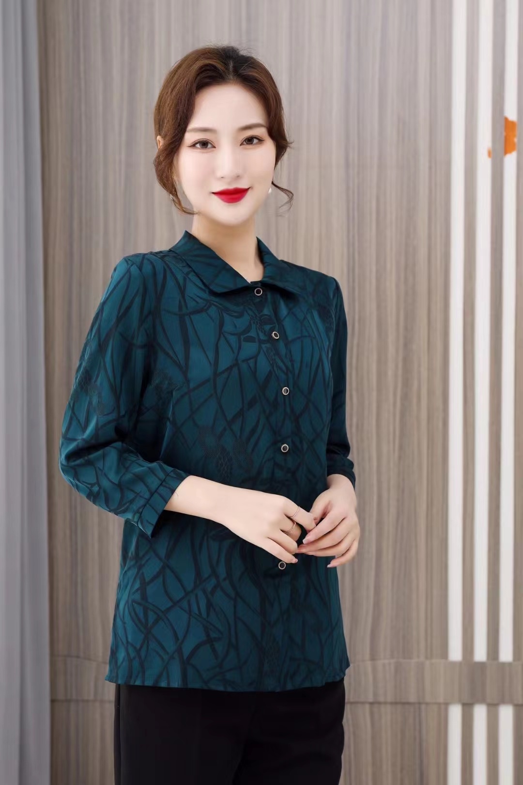 2023 New women's autumn and winter tops: Long-sleeved net green cardigan and silk-like shirt for middle-aged and elderly people Item Picture