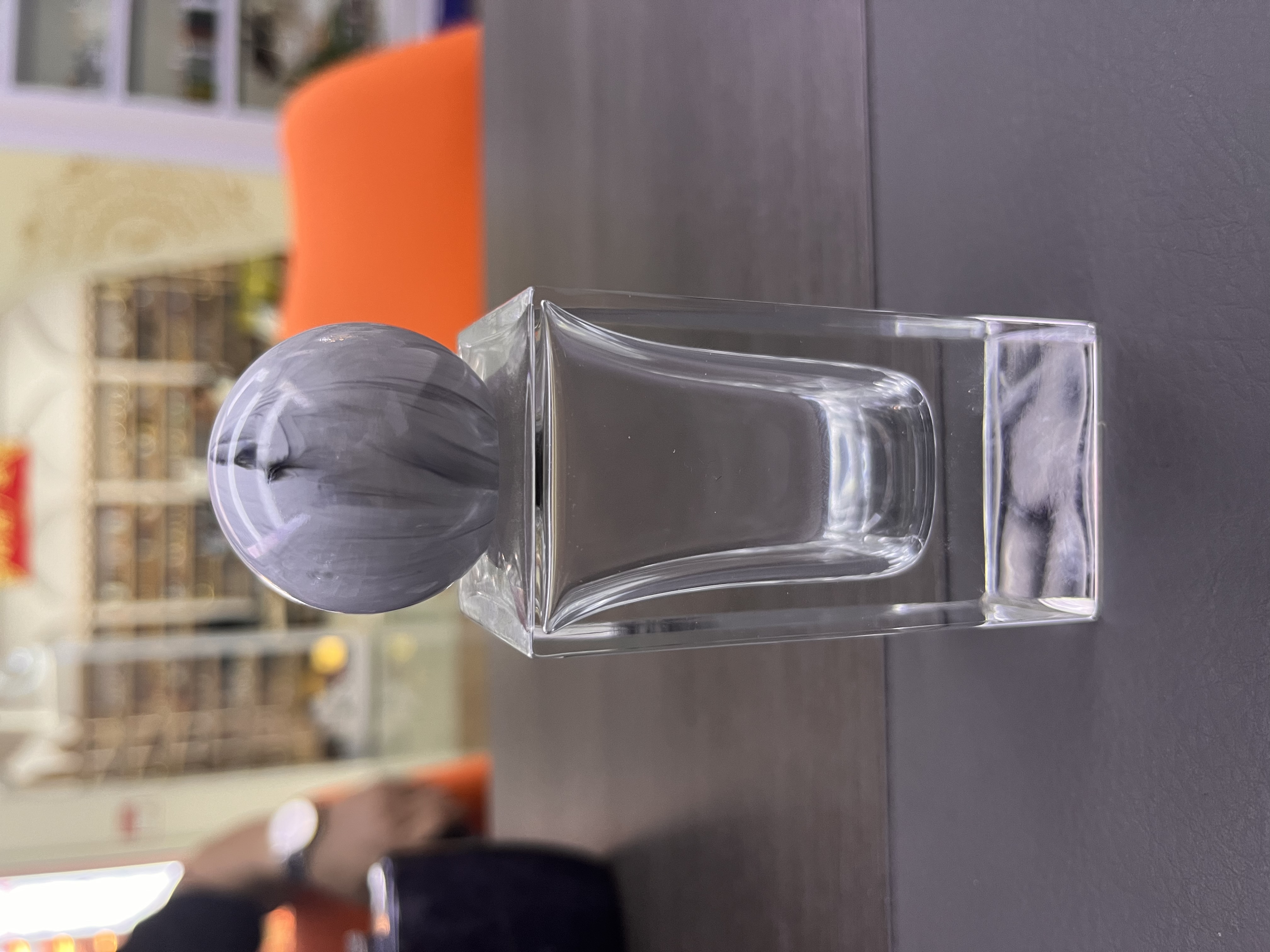 Houde Glass Factory offers custom-made perfume bottles, glass bottles, spray heads, round ball perfume caps based on samples