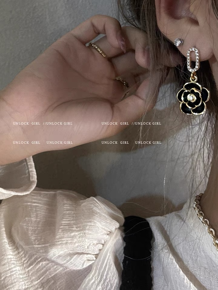 Black rose flower earrings, elegant, light luxury, niche design sense, high-end small Chanel style stud earrings, French rose earrings, women's retro Hong Kong style, Herben stud earrings, high-end sense, 925 silver needle, summer Application Scenario