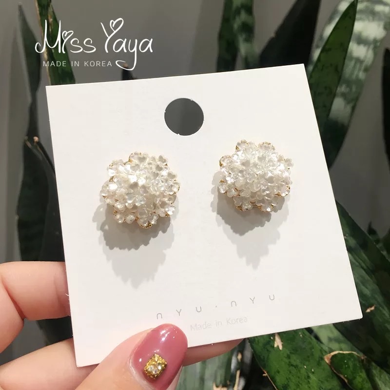 A pair of ethereal and versatile pearl flower stud earrings by Li Lei A pair of ethereal and versatile pearl flower stud earrings by Li Lei