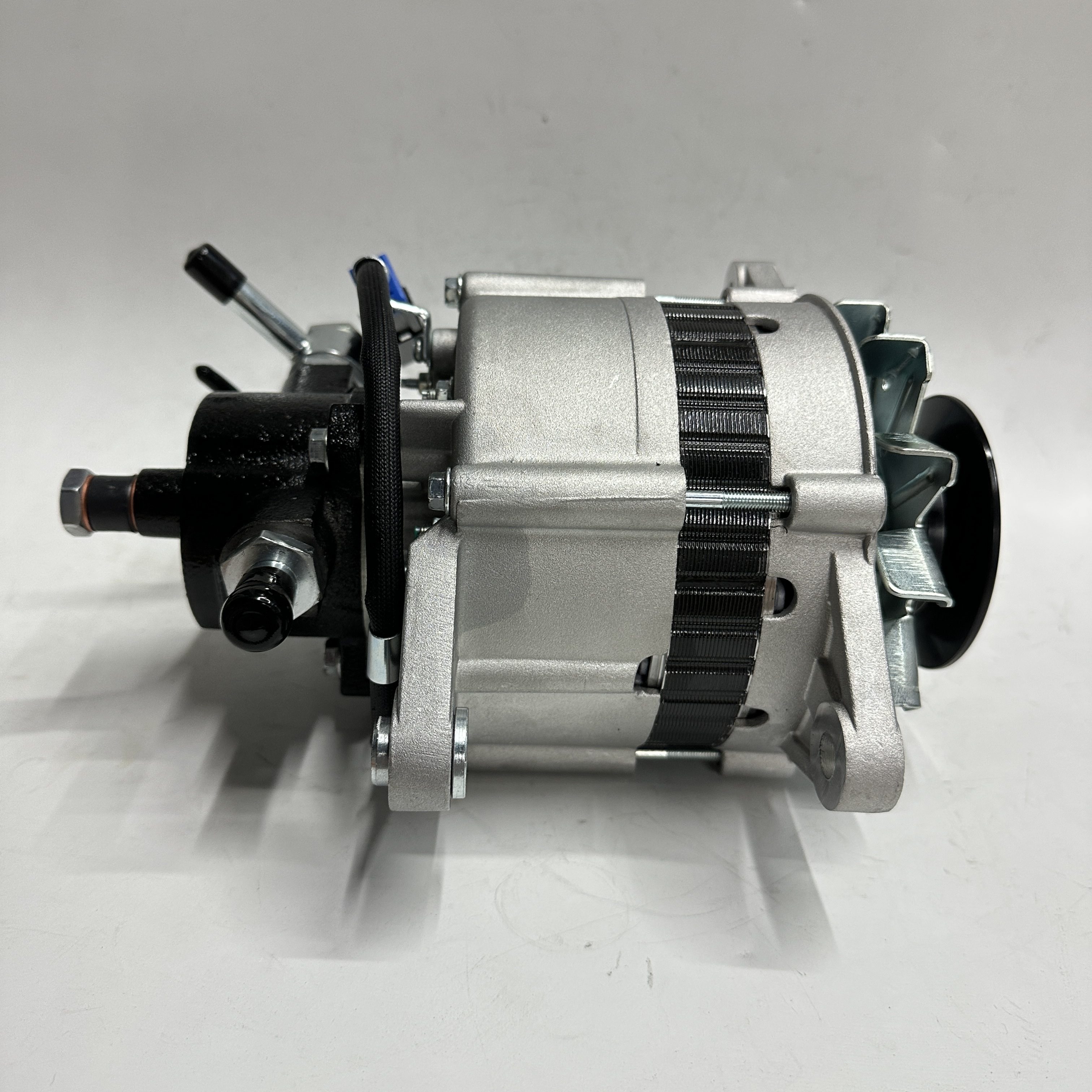 تنطبق الملحقات الهندسية على المولدات الكهربائية LR225-408B 894723300 لمولدات الرافعات الشوكية LR225-404447230. details Picture