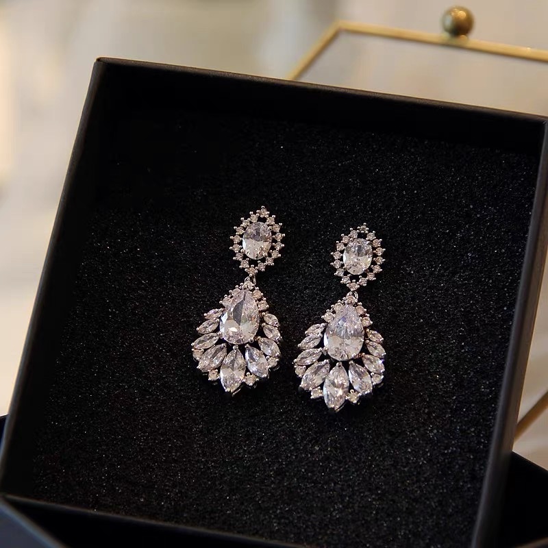 Luxurious and elegant zircon earrings, socialite stud earrings, elegant evening dress accessories, bride earrings, ear clips, no ear piercings, glittering