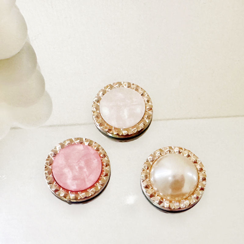 Plastic flat-bottomed three-color buttons 11