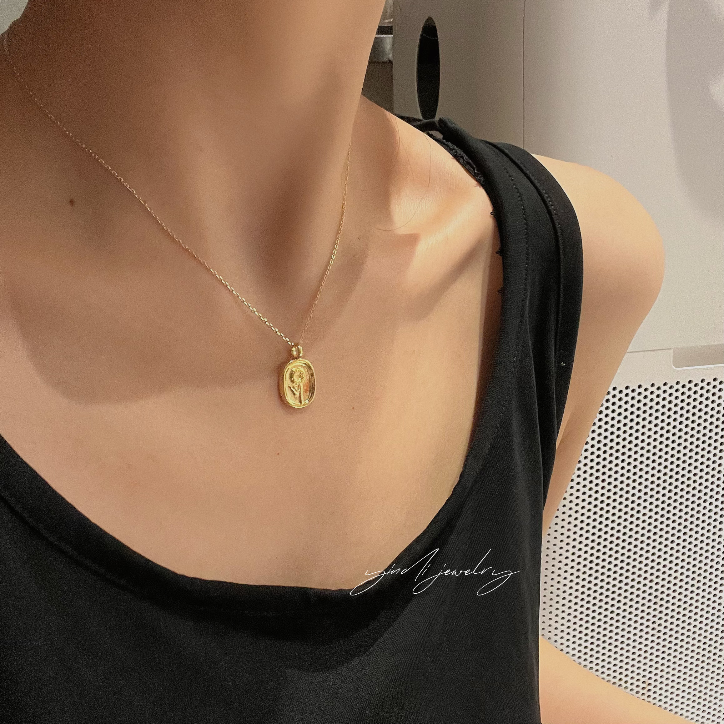 قلادة فضية من الـ ٩٢٥ من عباد الشمس، نوع من الازياء، ورياح باردة Specification image