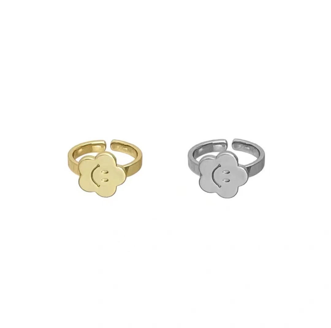 Niche Design Gold Plated Smiley Ring Design Sense Open Index Finger Ring Application Scenario