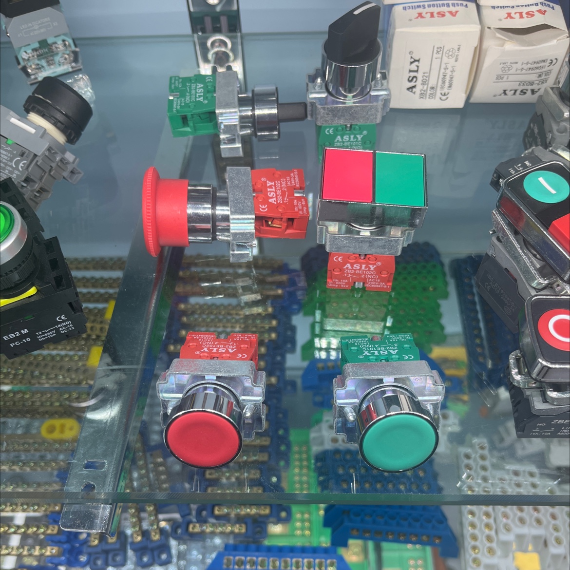 指示灯电压表/电压表/电流表白底实物图