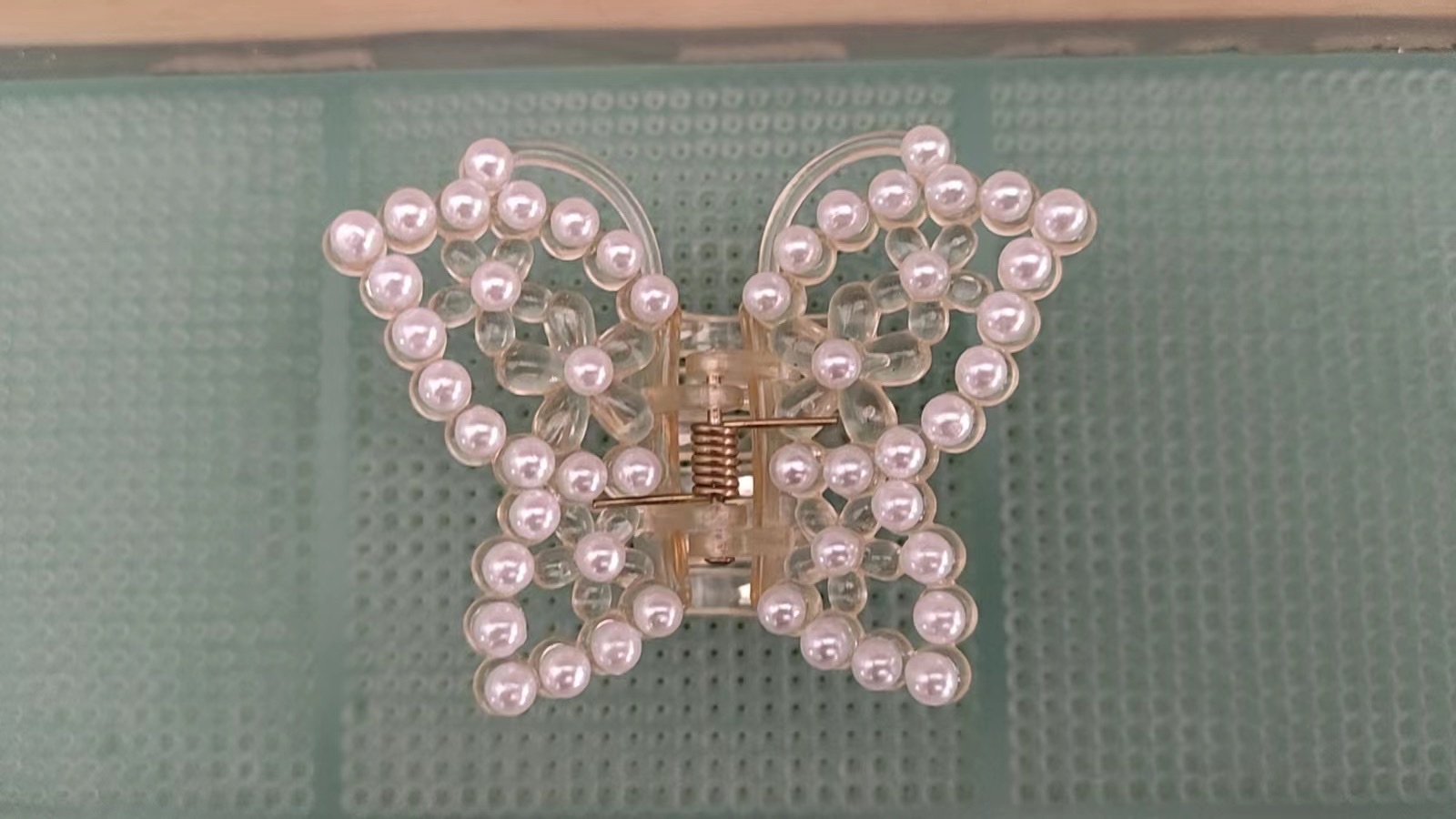 义乌国际商贸城好再来饰品，精美发抓，大量批发价格实惠，蝴蝶🦋造型设计，镶钻时尚发抓。