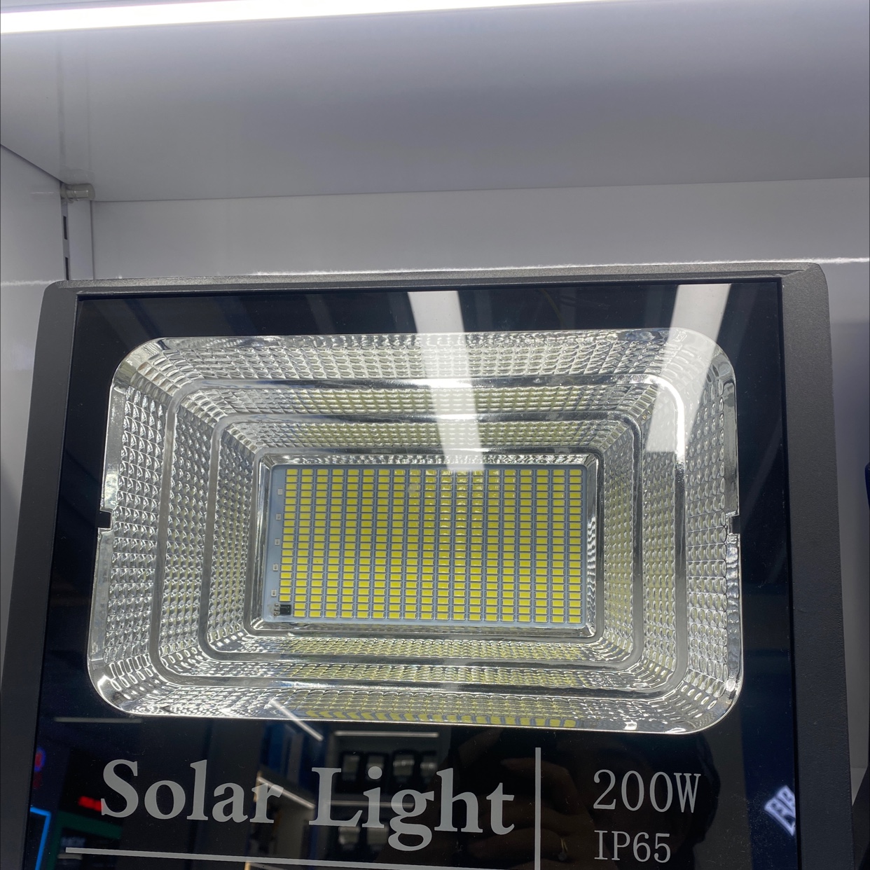 太阳能投光灯节能高效便携式防水防尘LED夜灯：200W防水防尘便携式节能高效太阳能投光灯LED夜灯