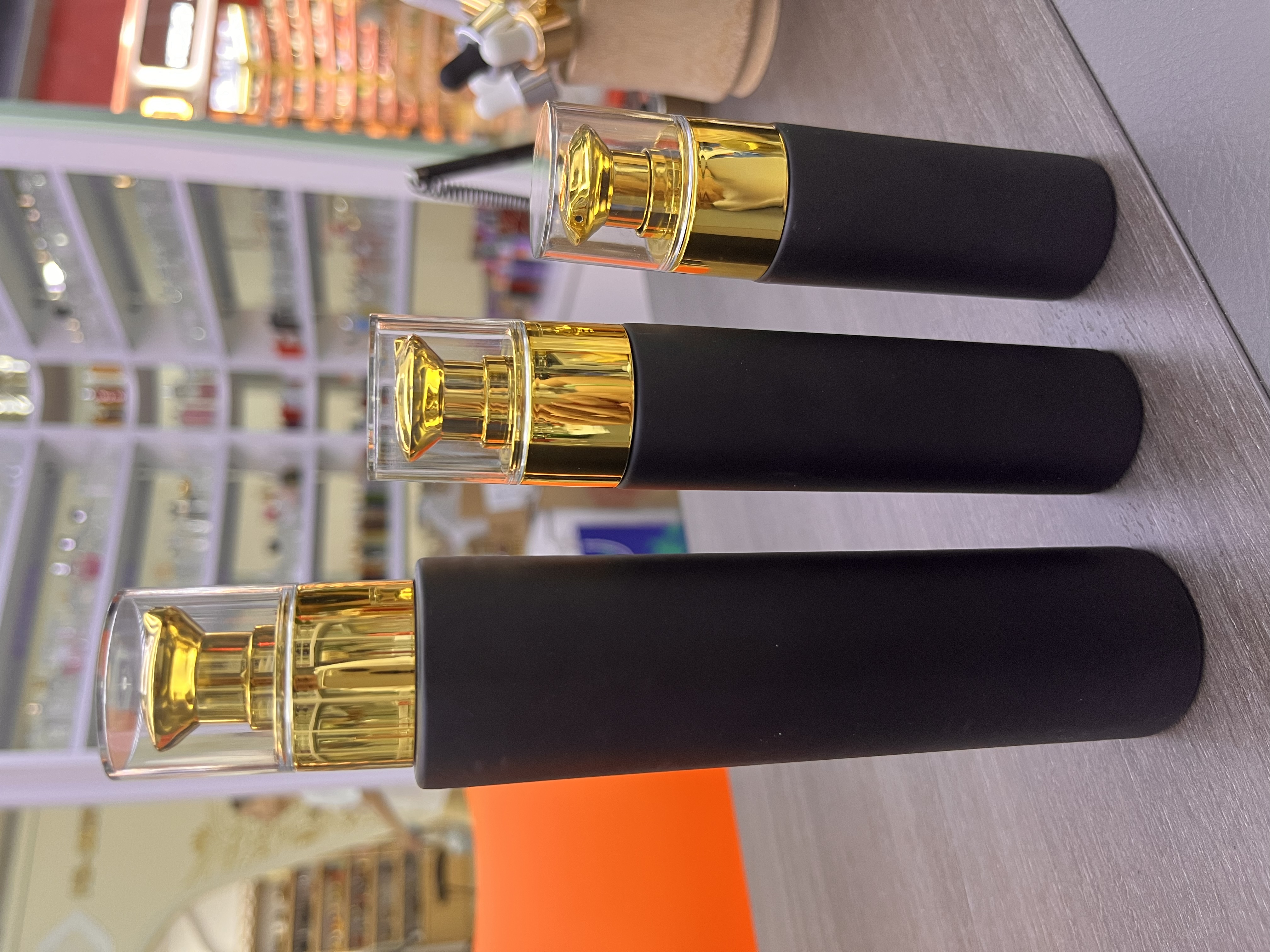 Houde Glass Factory offers custom-made black straight round bottle and golden emulsion pump heads based on samples details Picture
