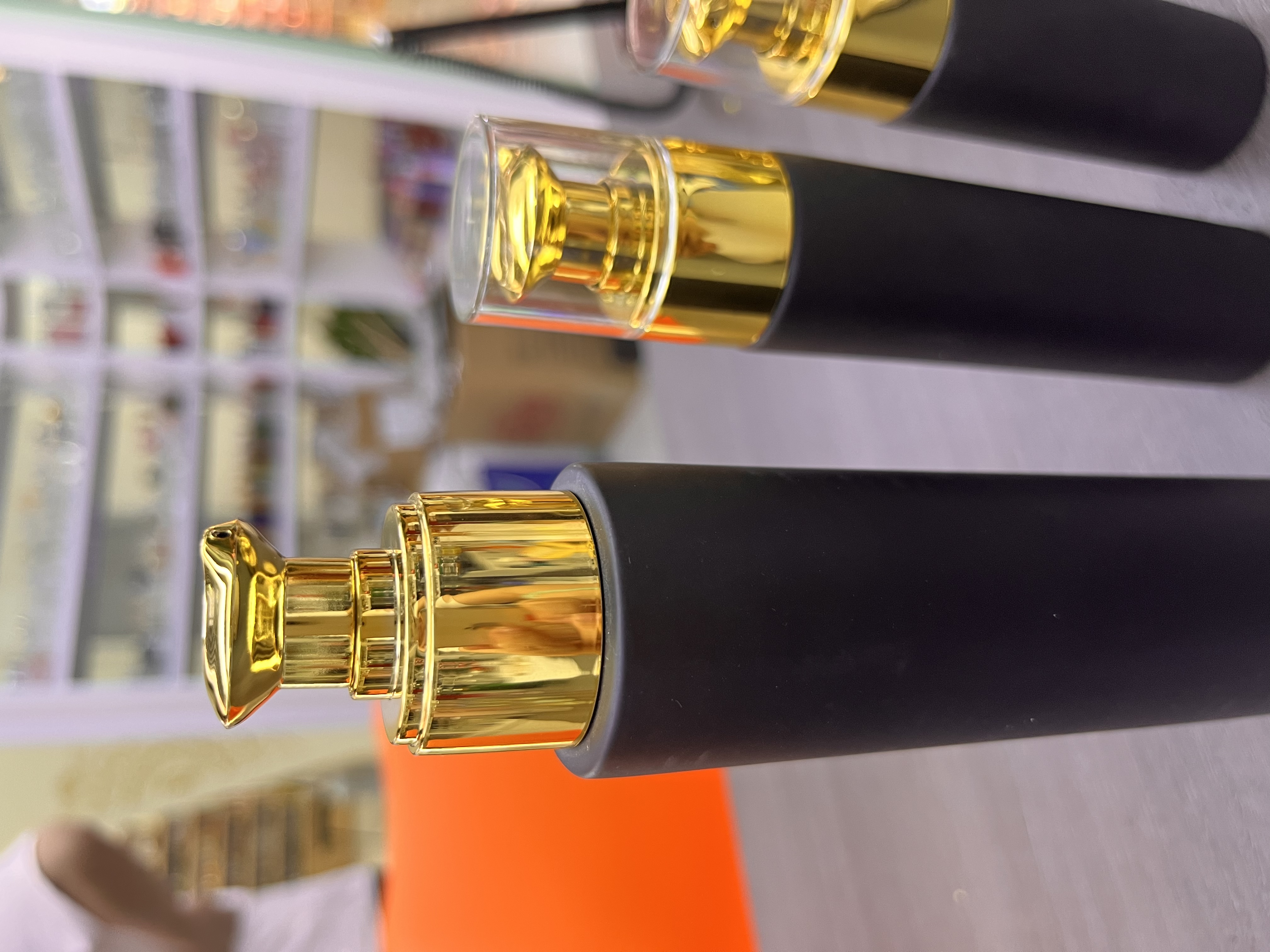 Houde Glass Factory offers custom-made black straight round bottle and golden emulsion pump heads based on samples Specification image