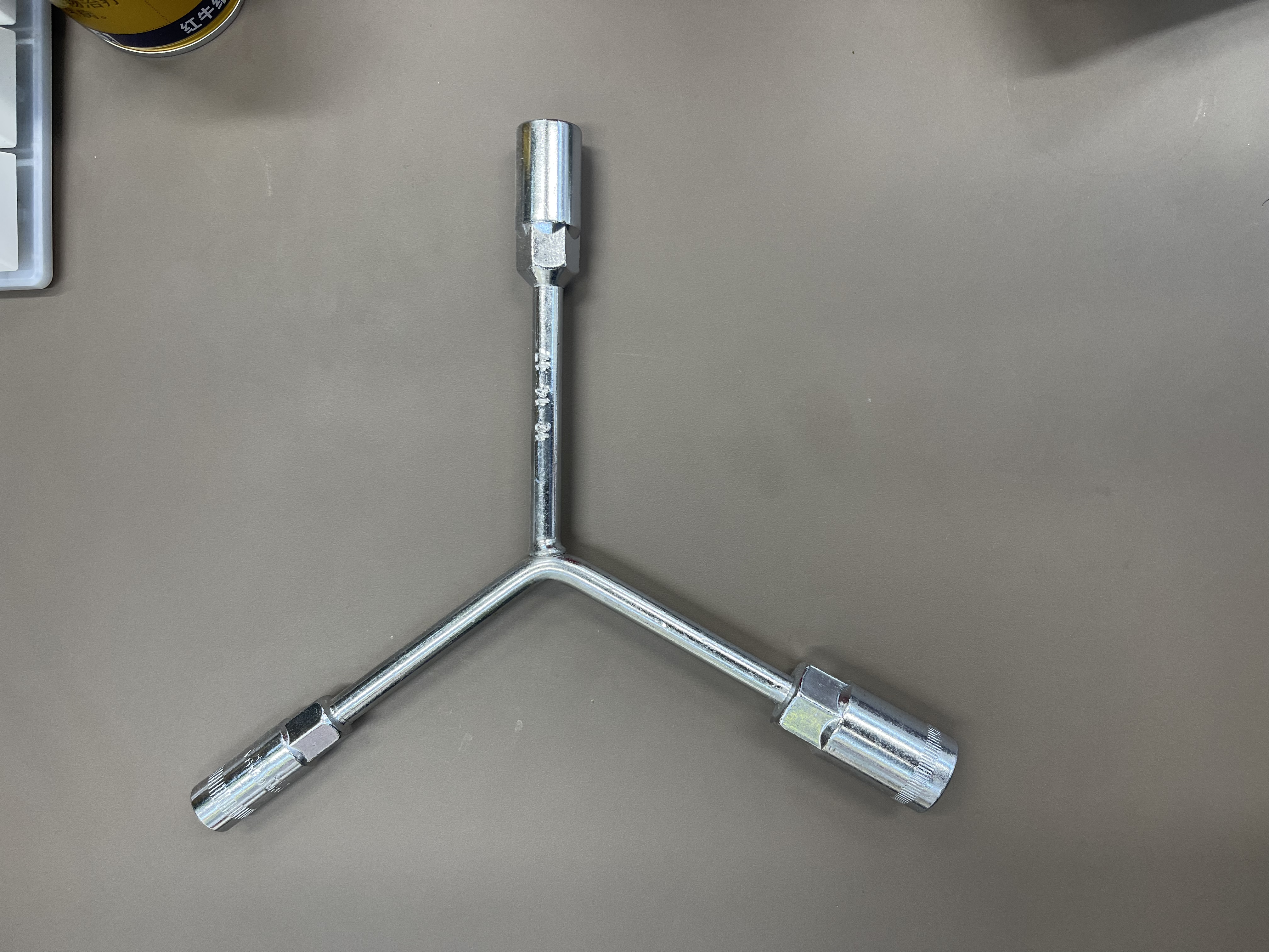 Llave larga de tres puntas