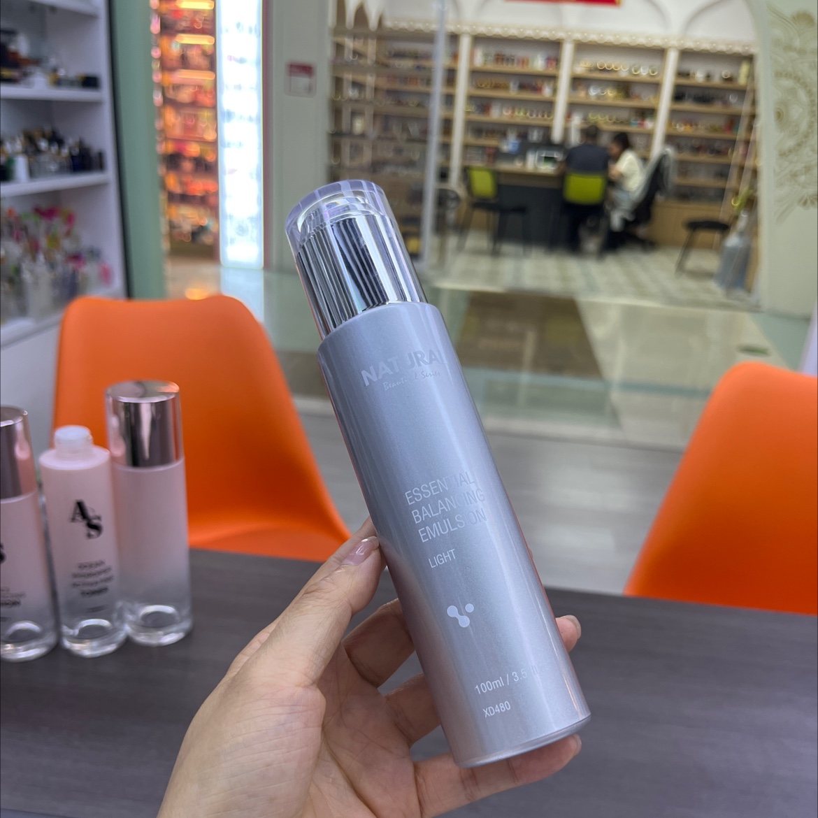 Houde Glass Factory's 100ml straight round bottle with silver spray color emulsion bottle, emulsion pump head logo details Picture