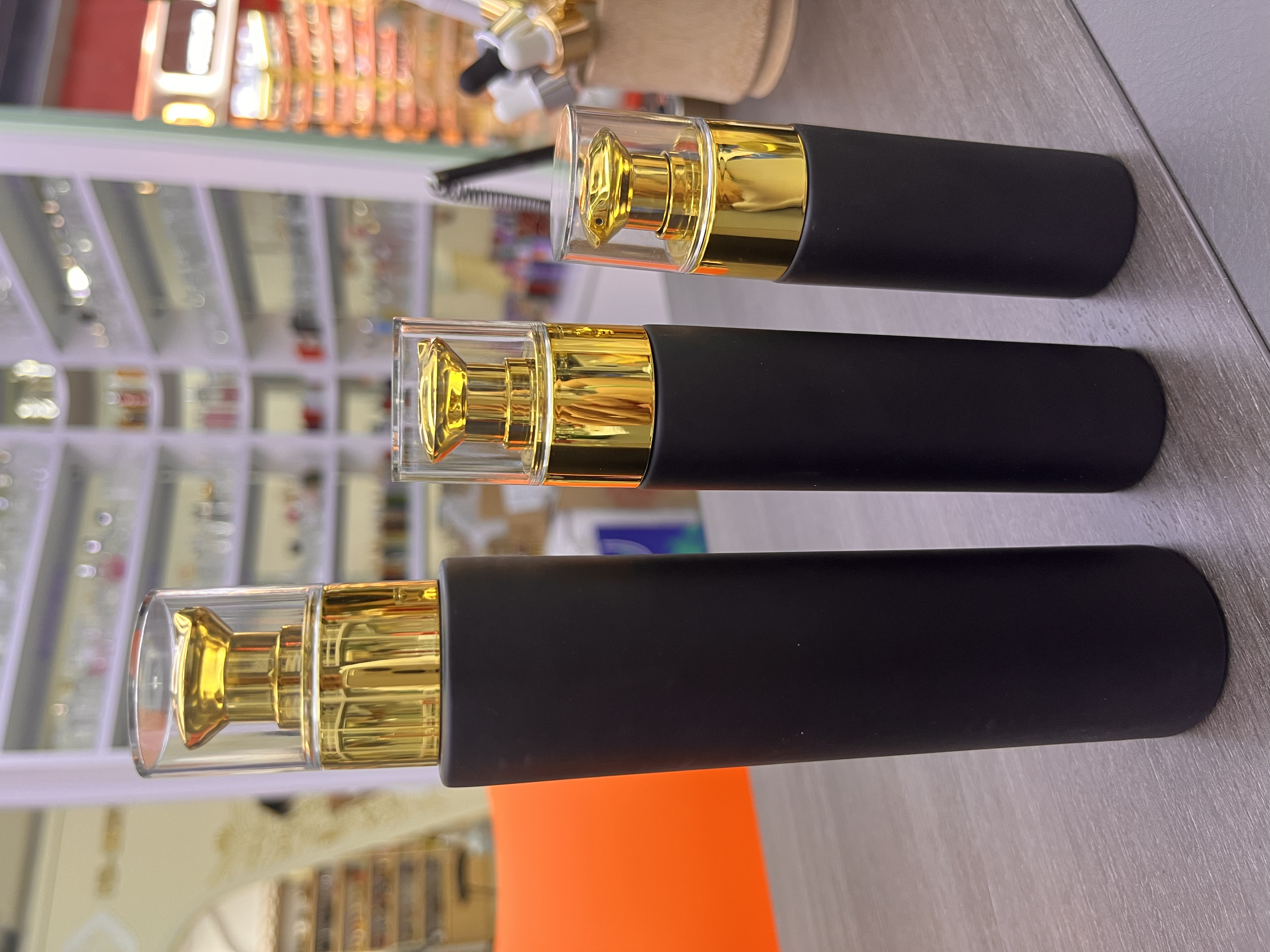 Houde Glass Factory offers custom-made black straight round bottle and golden emulsion pump heads based on samples