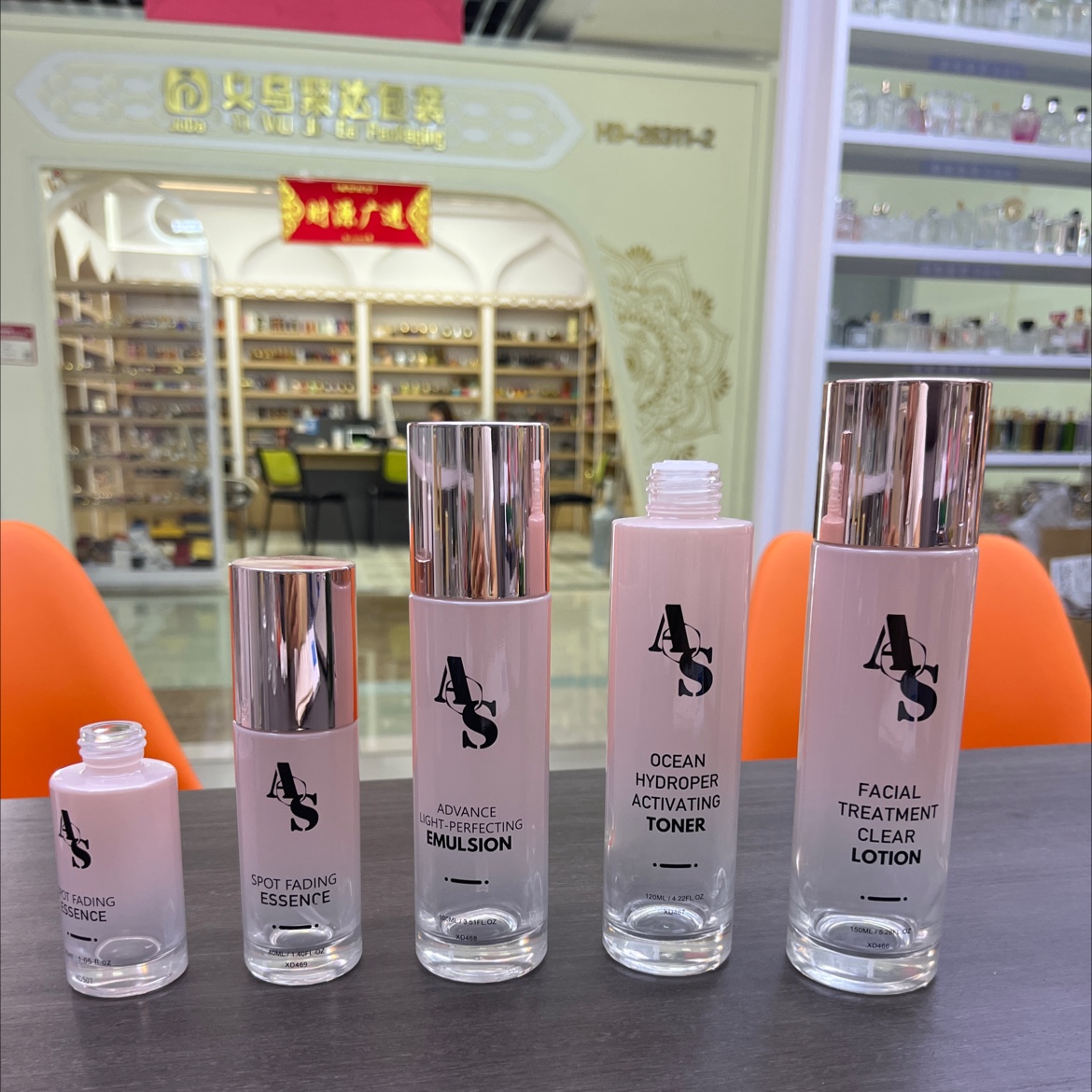 Houde Glass Factory offers 150ml, 120ml, 100ml, 40ml and 30ml straight round glass bottles for cosmetics