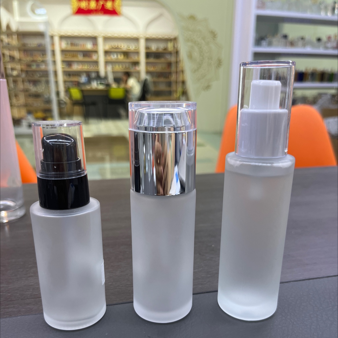 Houde Glass Factory offers a wide range of high-end glass cosmetic bottles, straight round bottles, lotion bottles and frosted bottles