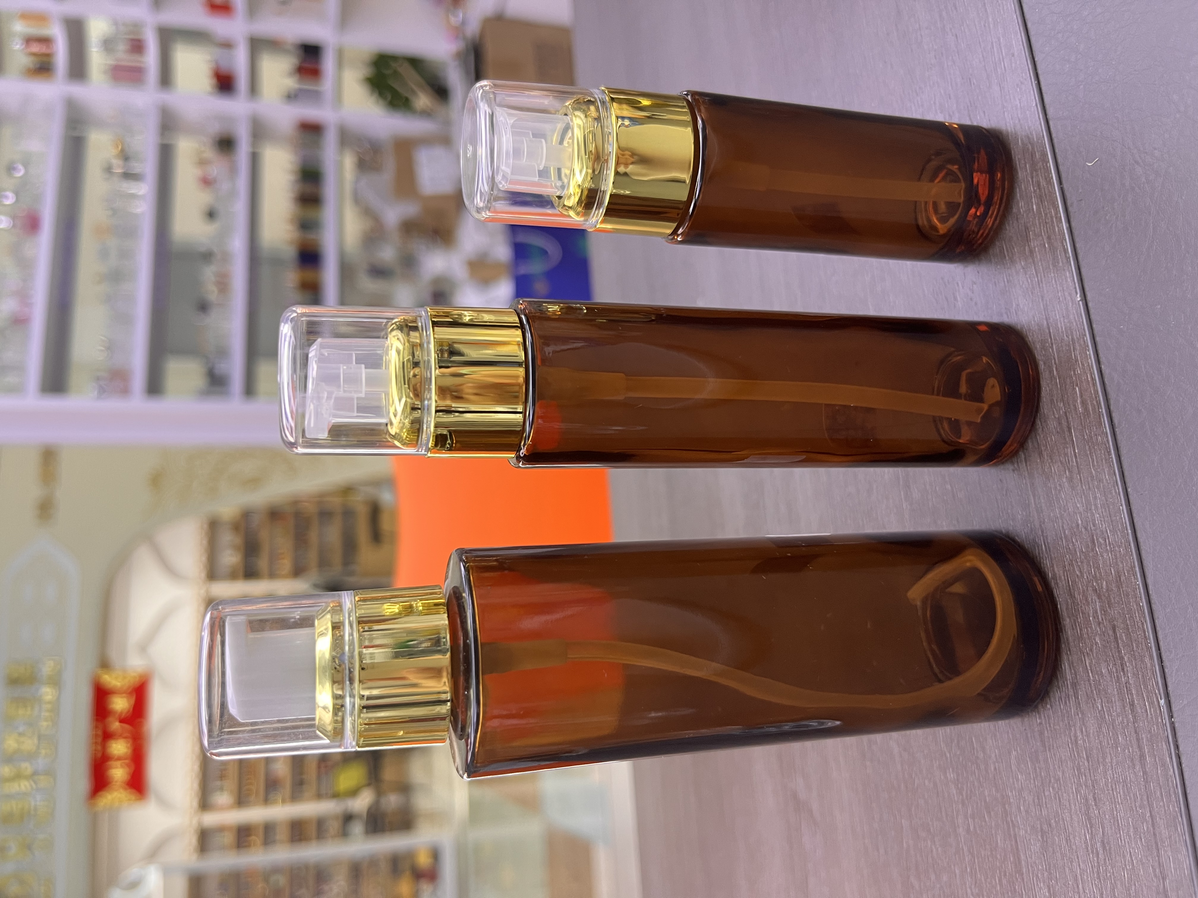 Houde Glass Factory offers straight round bottles, coffee-colored lotion bottles, high-end cosmetic bottles and glass bottles